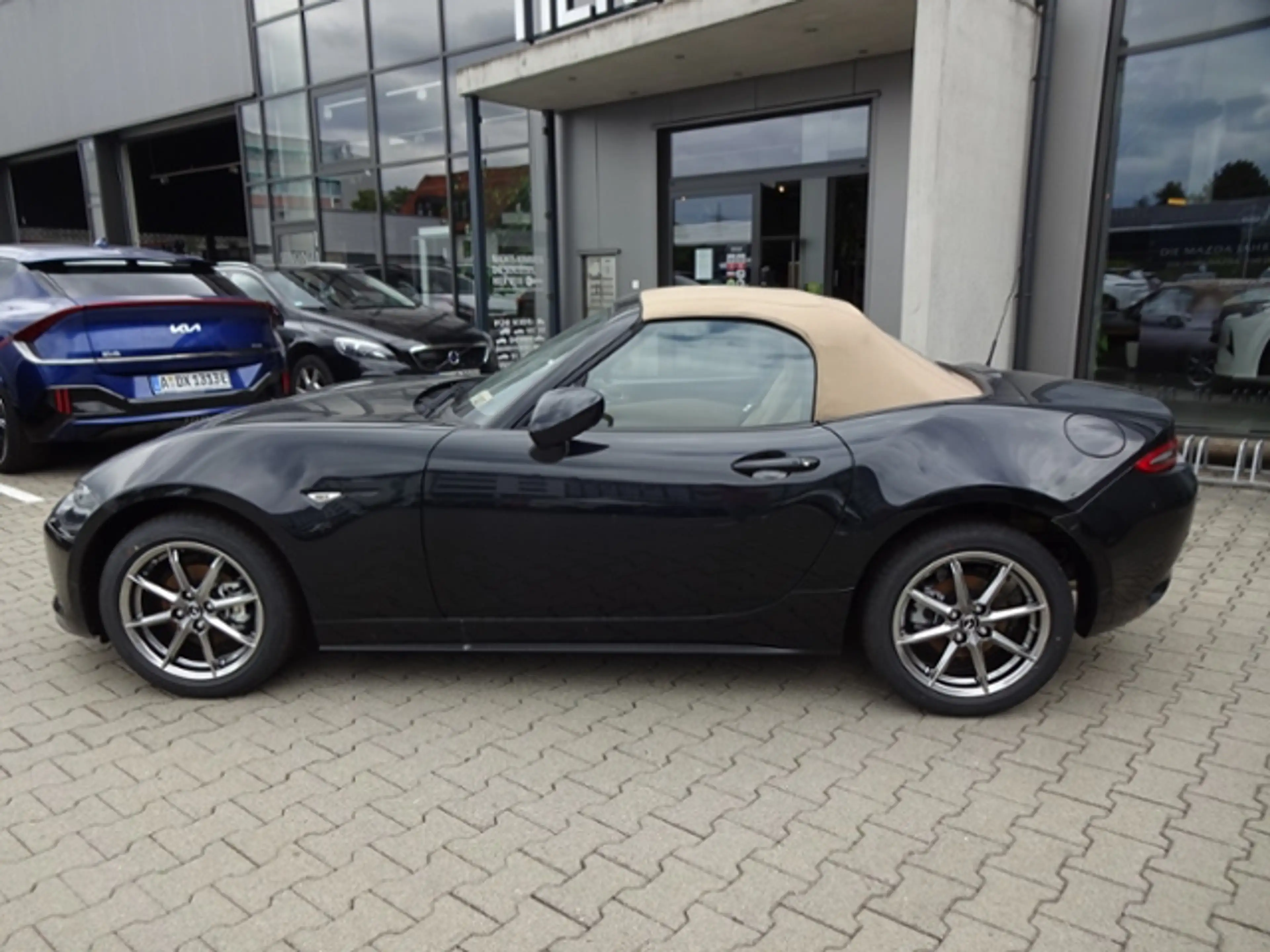 Mazda MX-5 MX-5 Kazari 1.5l SKYACTIVE-G 132 6MT RWD — photo 10