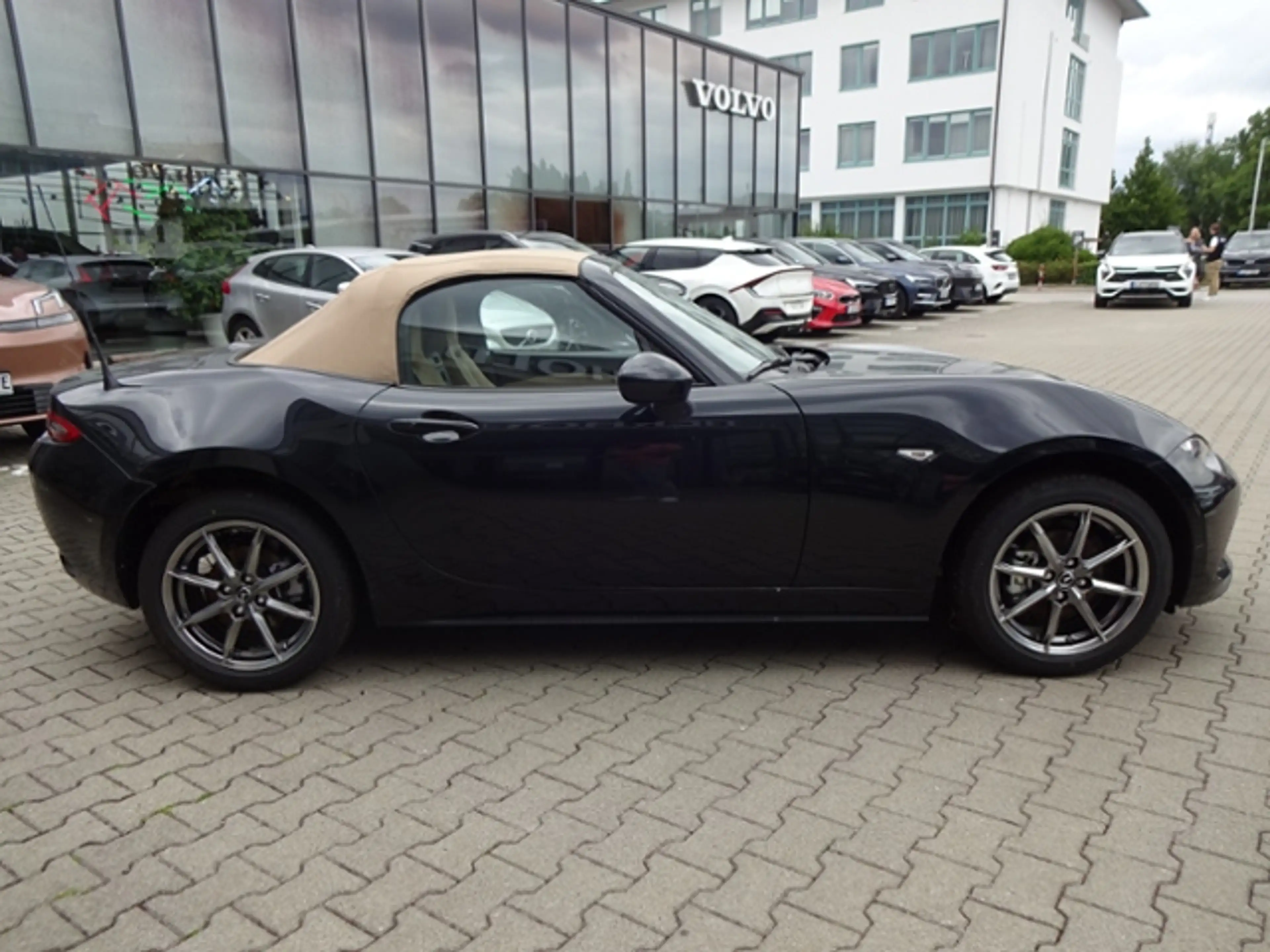 Mazda MX-5 MX-5 Kazari 1.5l SKYACTIVE-G 132 6MT RWD — photo 6