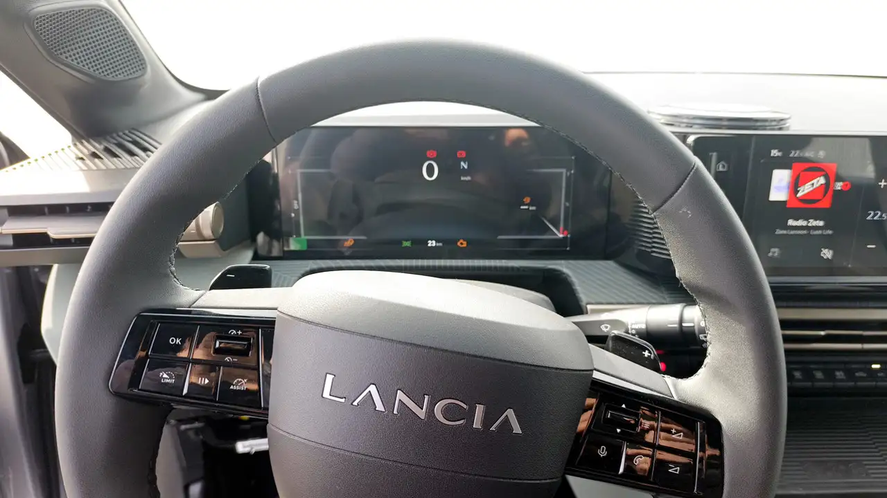 Lancia Ypsilon Ypsilon IV 2024 1.2 mhev 110cv e-dct 13