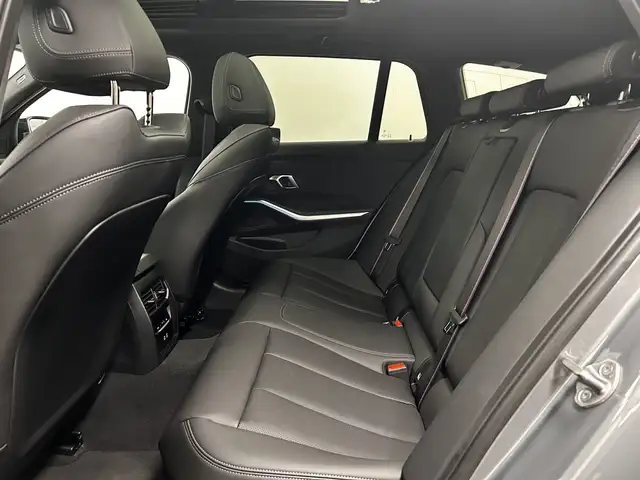 BMW 3 Series view 17
