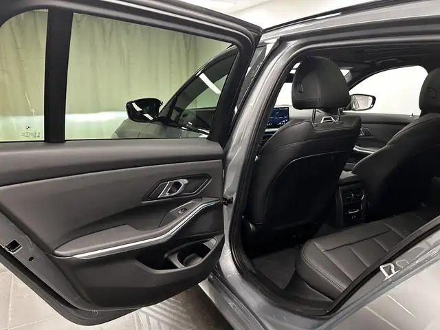 BMW 3 Series view 15