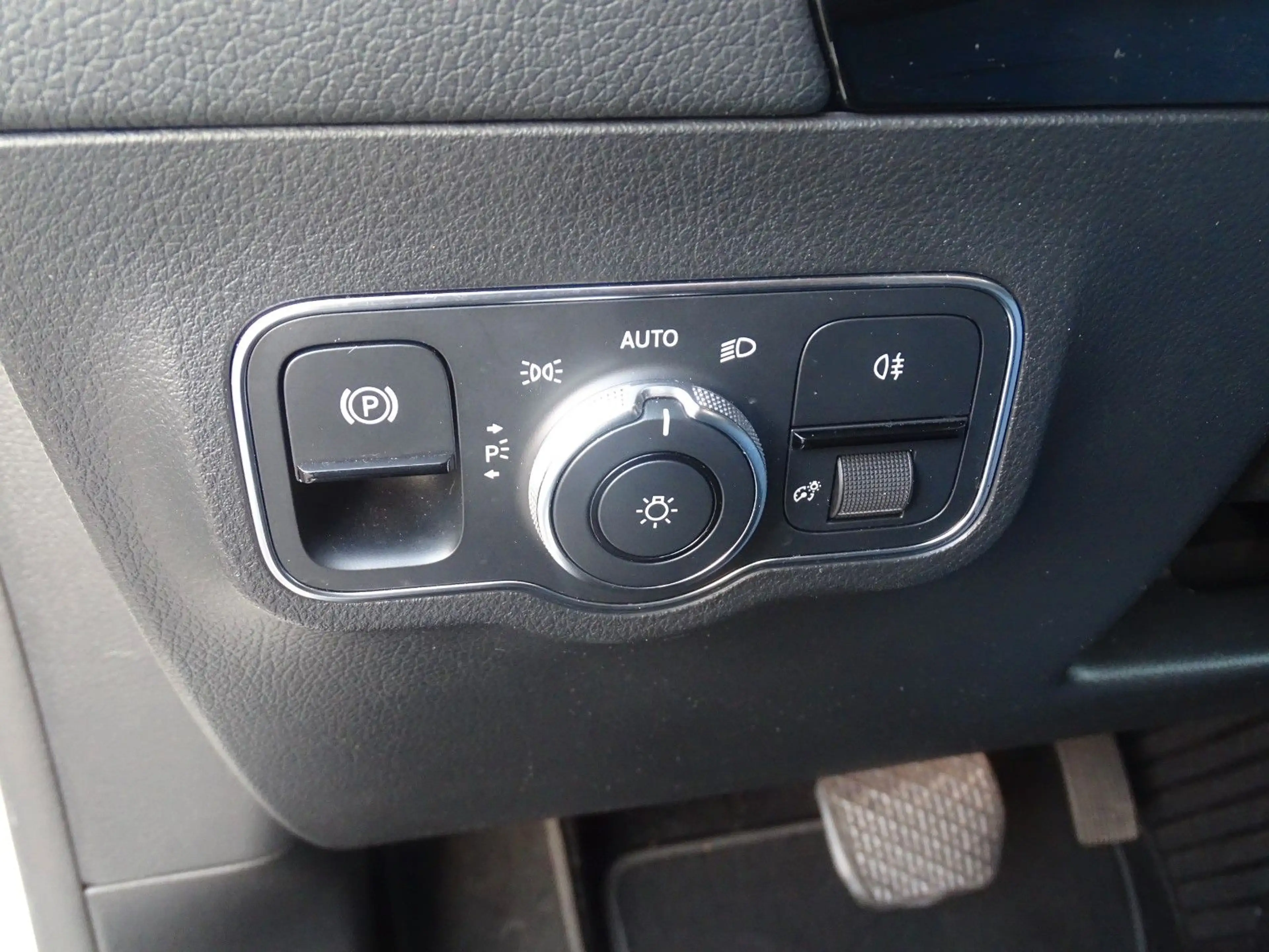 Mercedes-Benz B 200 d Progressiv A/T — photo 15