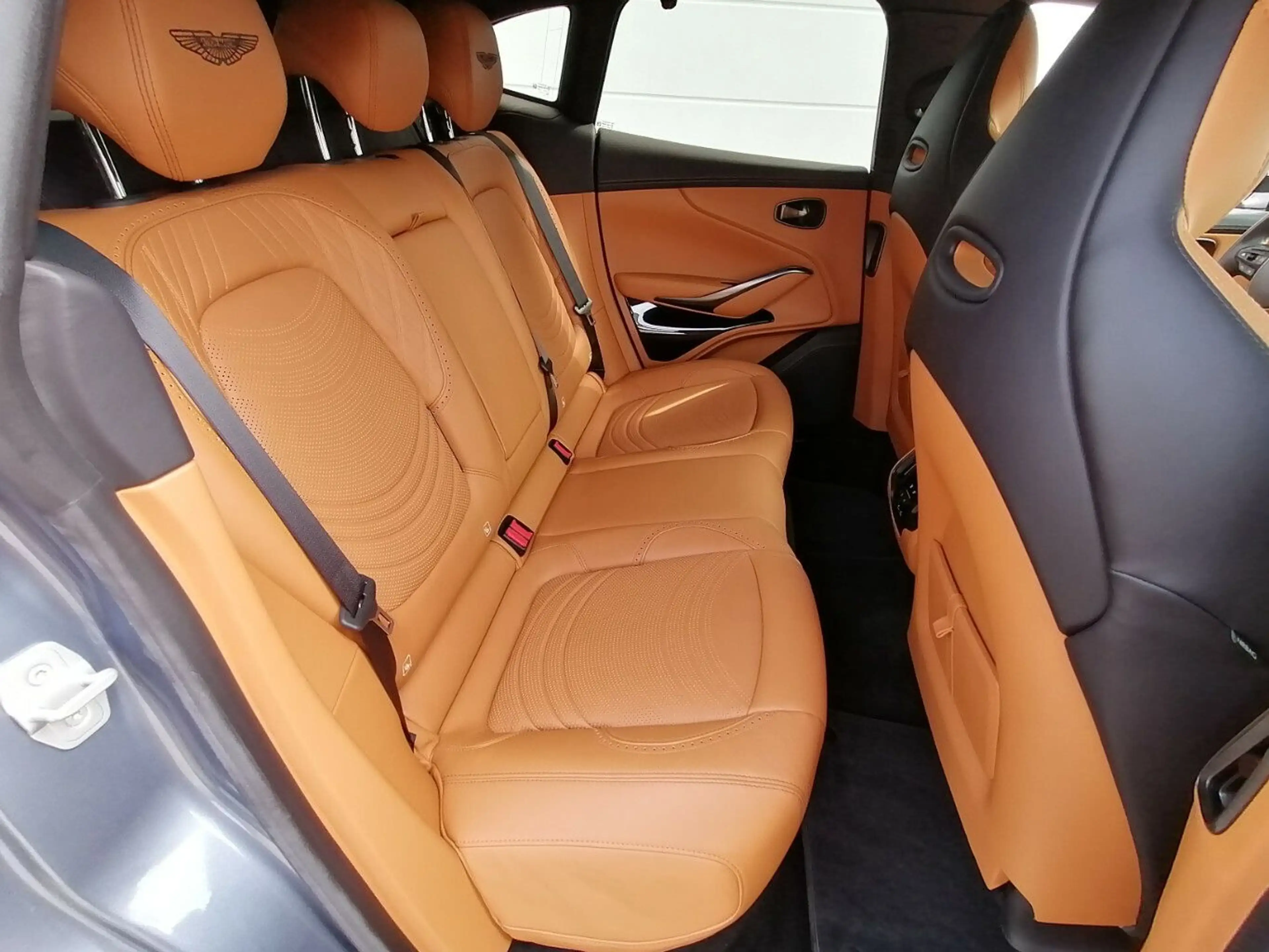 Aston Martin DBX Concours Blau Vollausstattung-6 800 KM- — photo 12