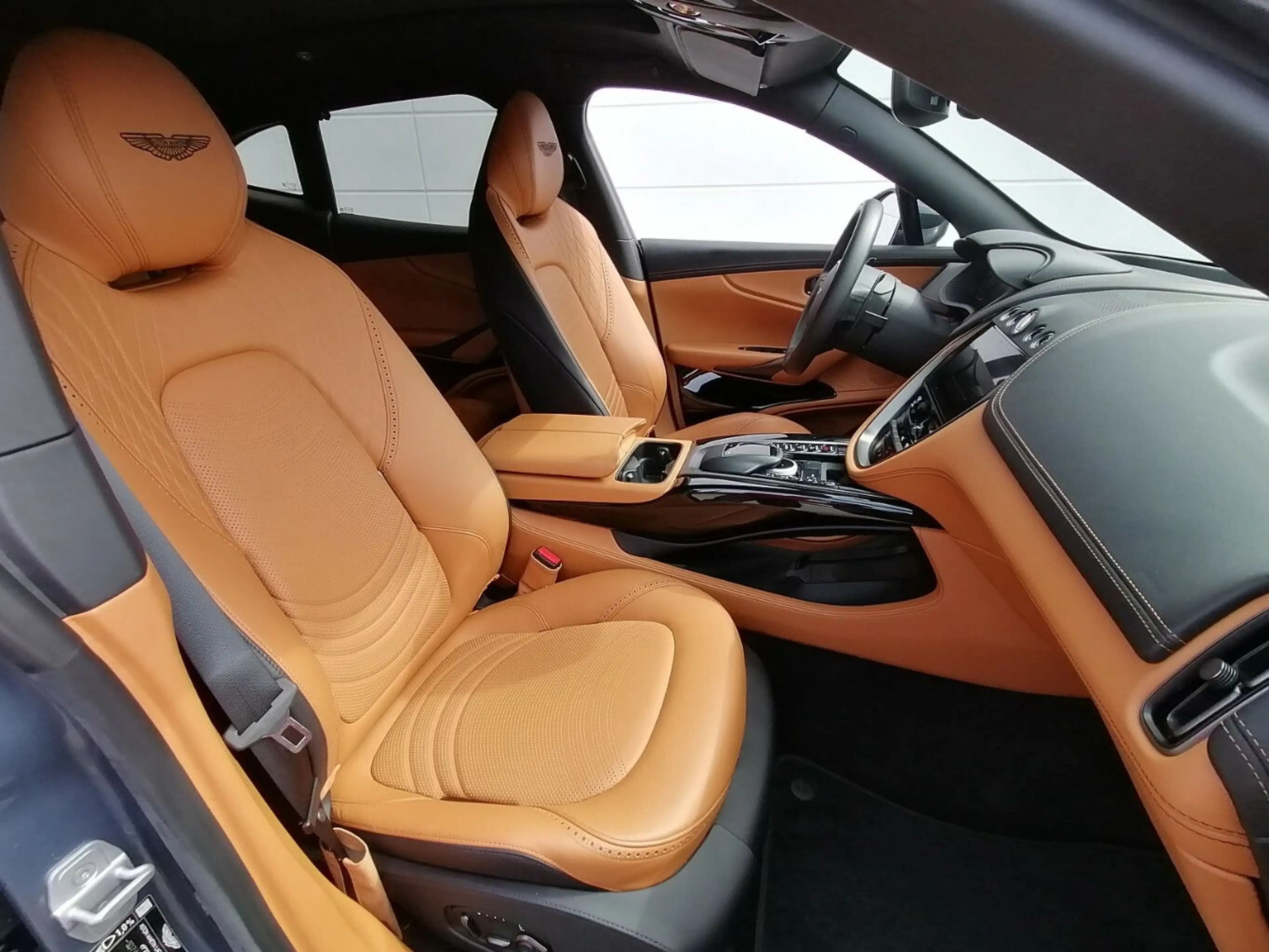 Aston Martin DBX Concours Blau Vollausstattung-6 800 KM- — photo 11