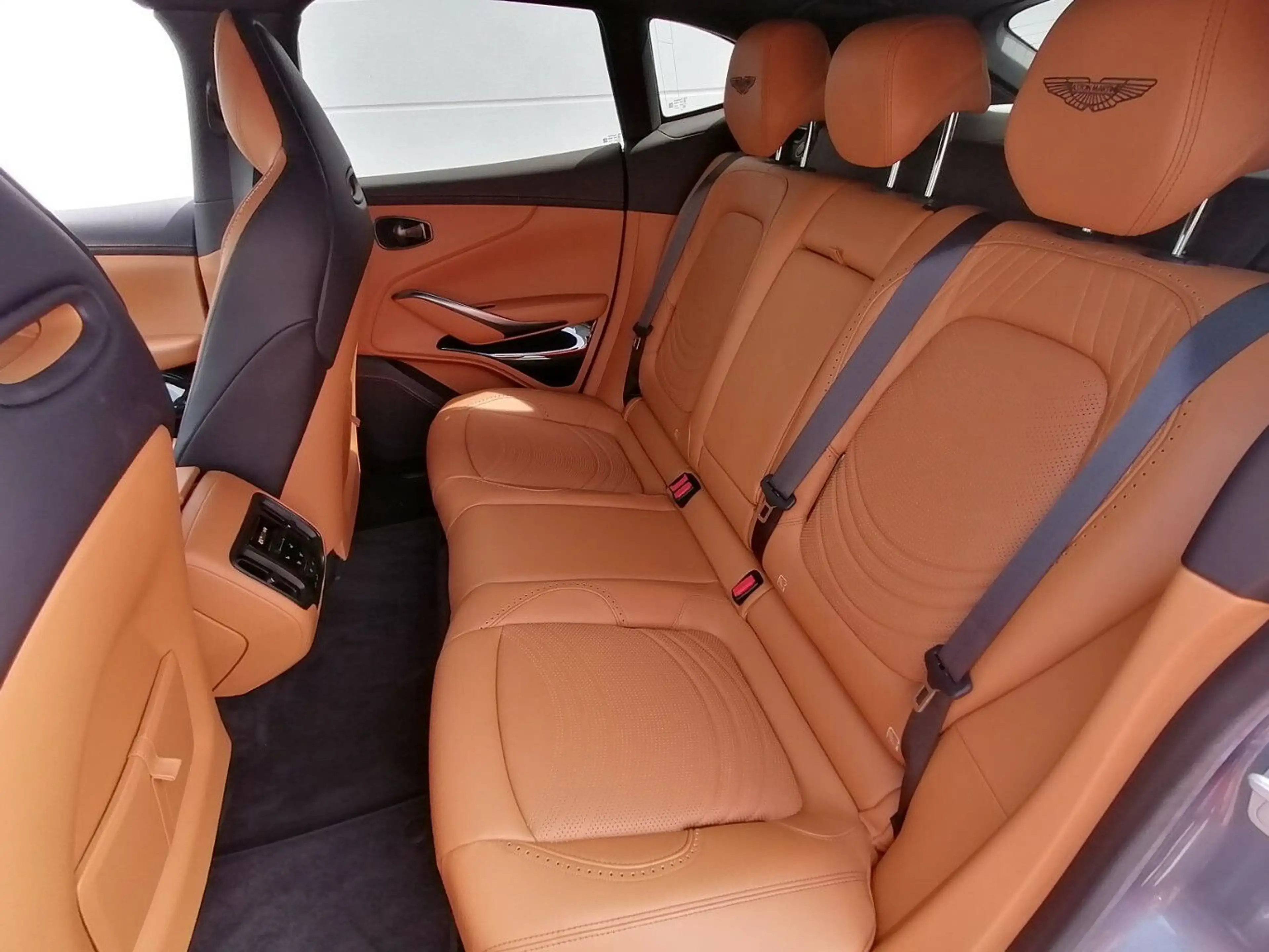 Aston Martin DBX Concours Blau Vollausstattung-6 800 KM- — photo 10
