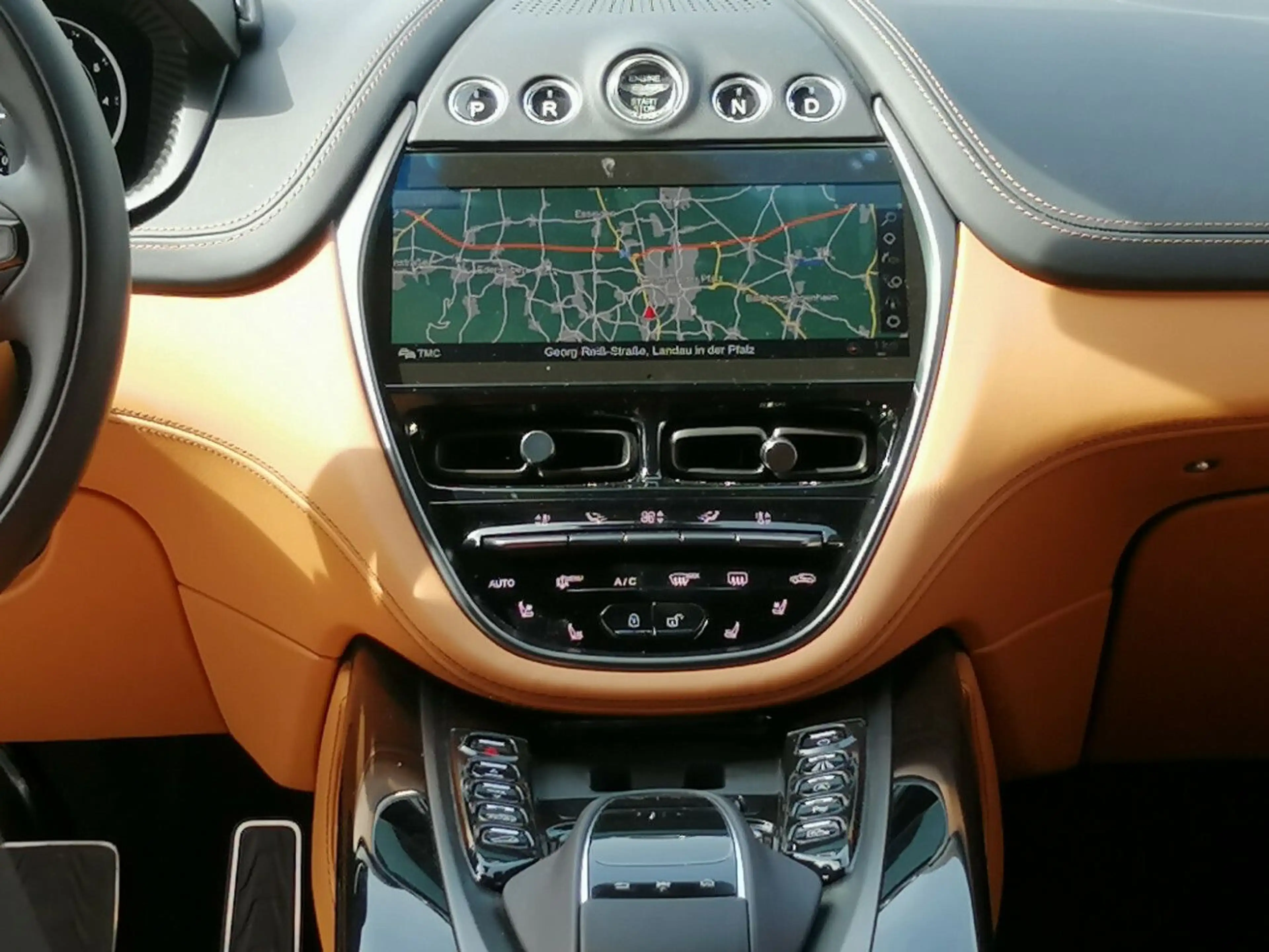 Aston Martin DBX Concours Blau Vollausstattung-6 800 KM- — photo 15