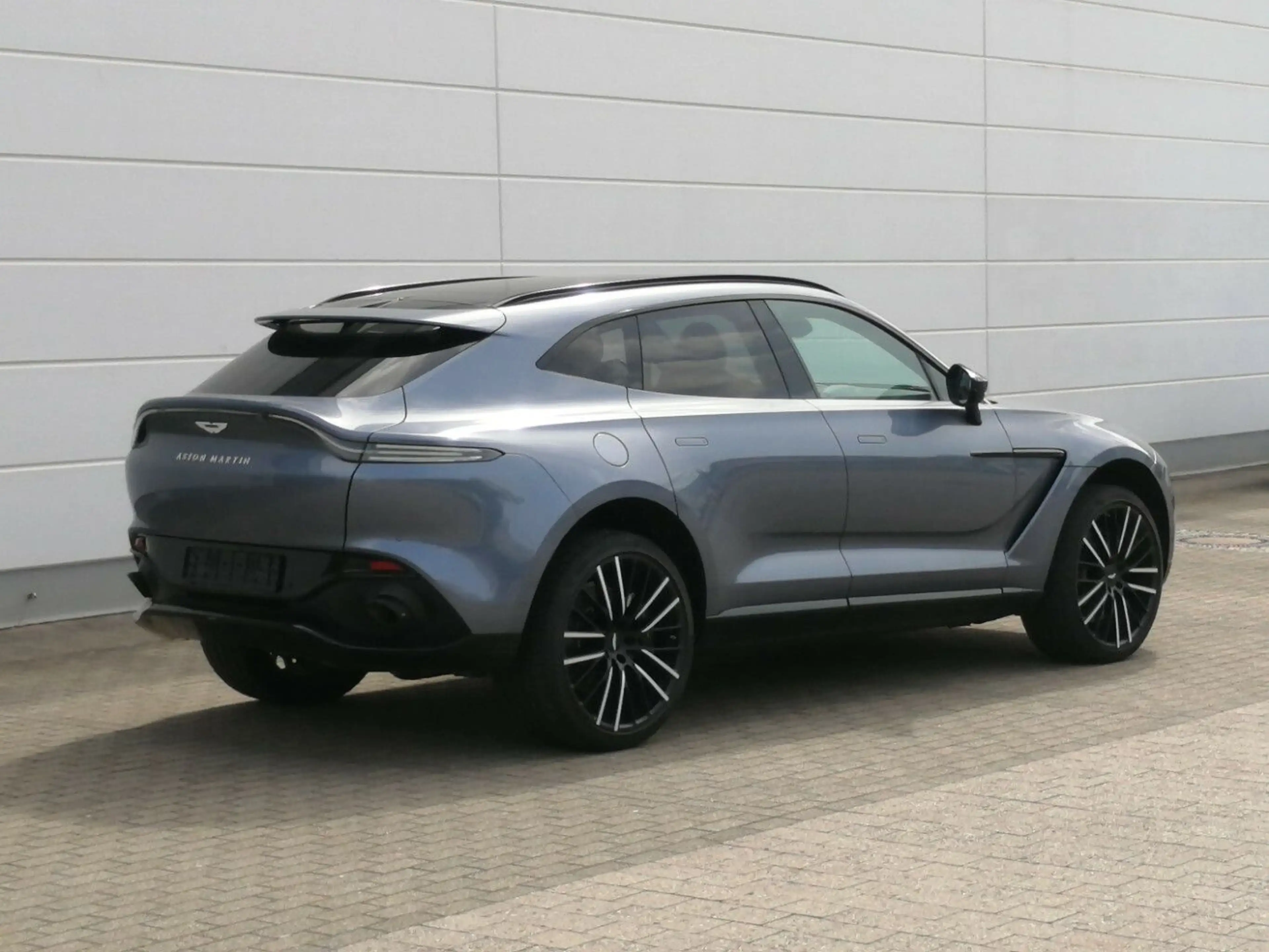 Aston Martin DBX Concours Blau Vollausstattung-6 800 KM- — photo 4