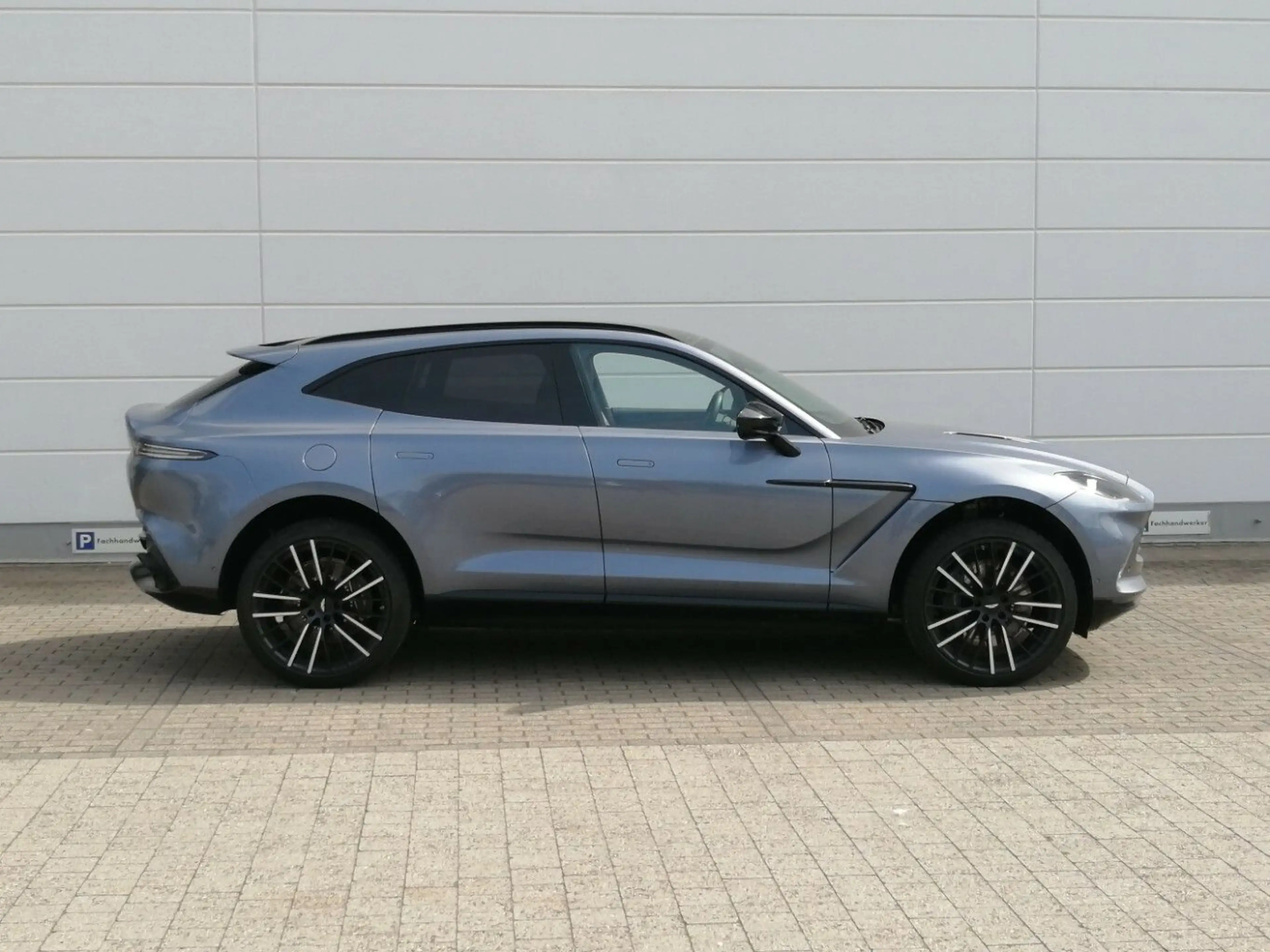 Aston Martin DBX Concours Blau Vollausstattung-6 800 KM- — photo 3