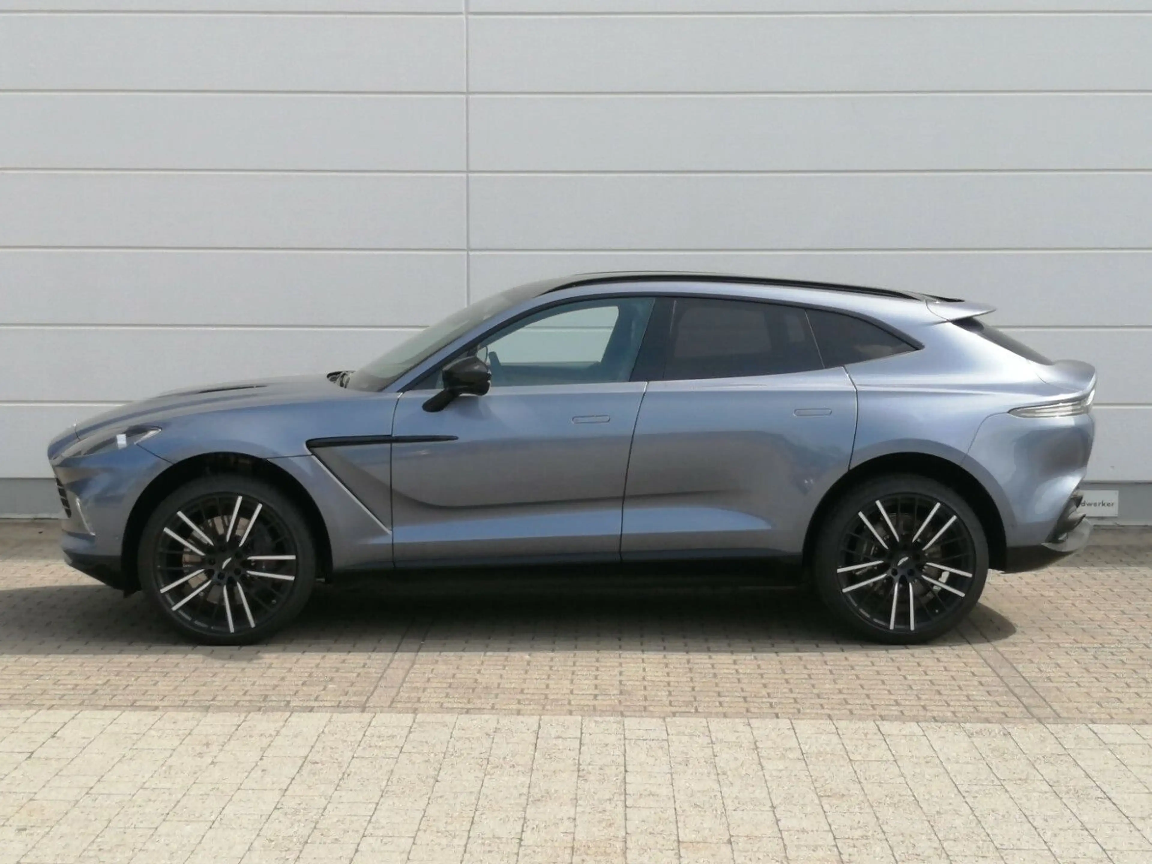 Aston Martin DBX Concours Blau Vollausstattung-6 800 KM- — photo 2