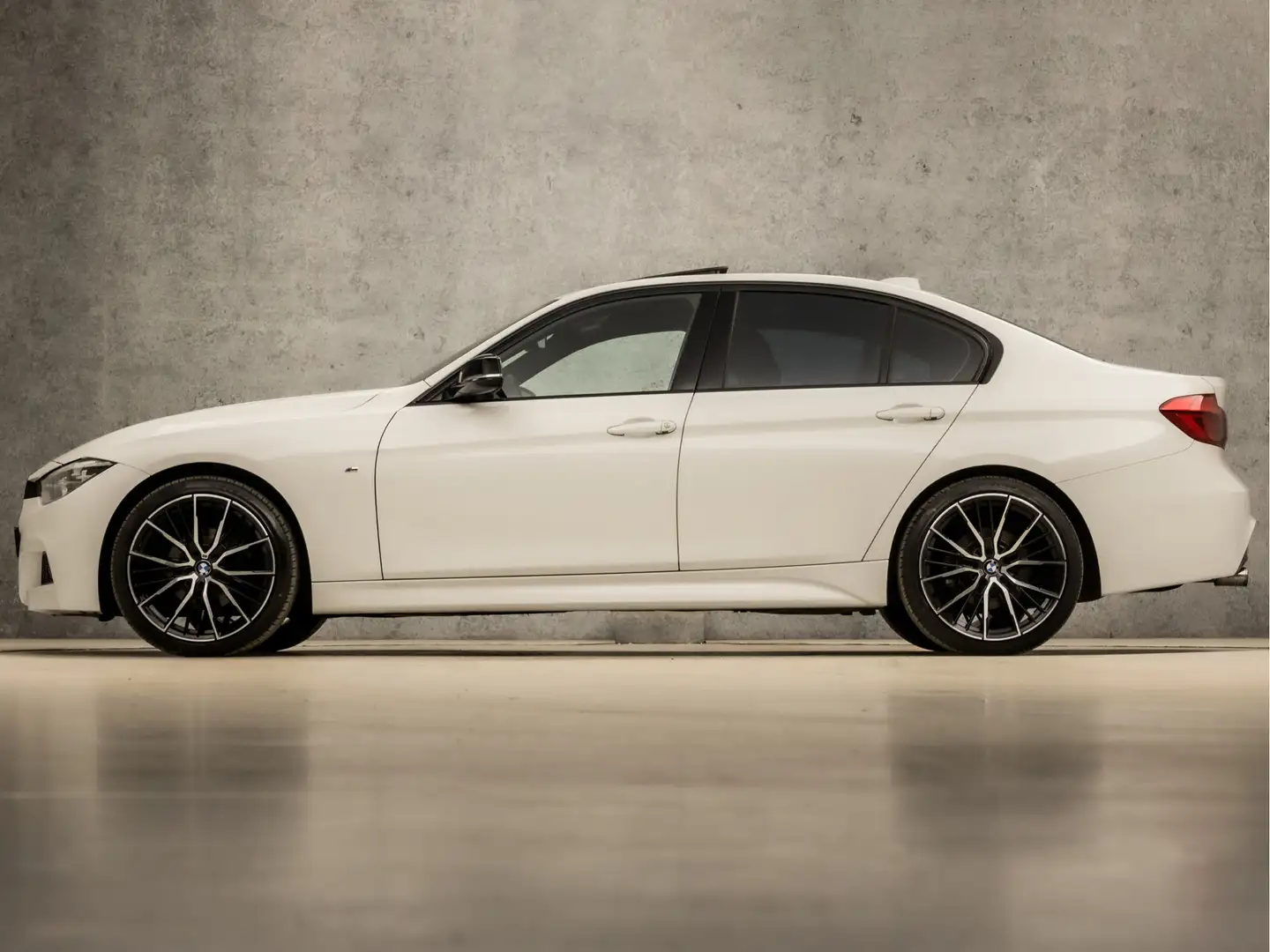 BMW 320 3-serie 320i M Sport High Executive 184Pk Automaat Wit - 2