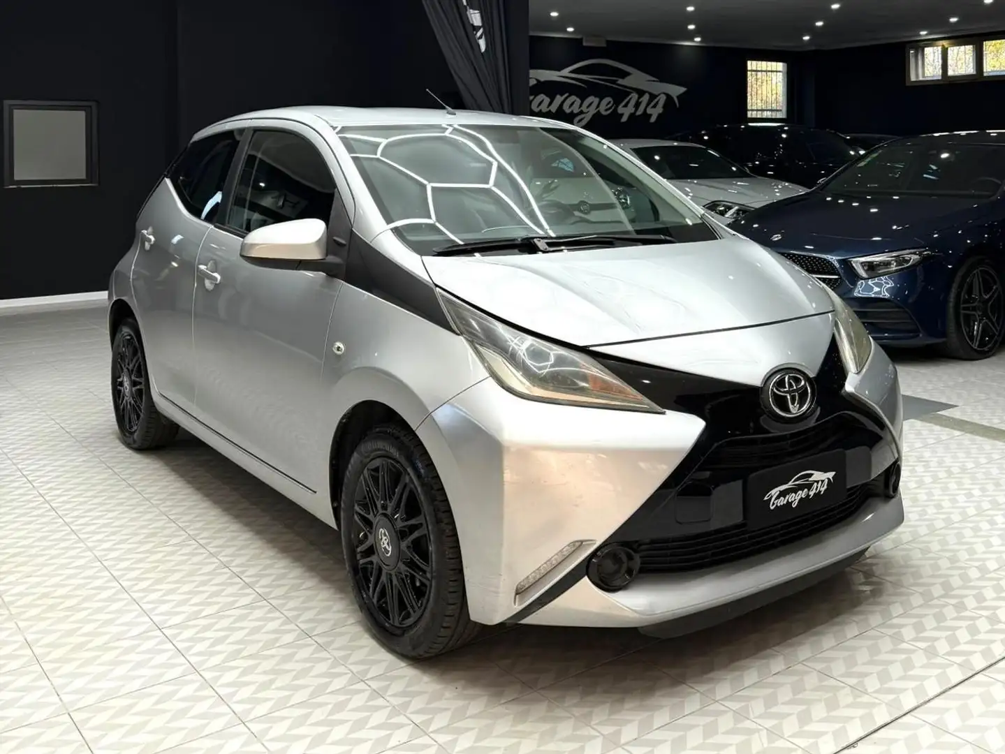 Toyota Aygo Aygo II 2014 5p 1.0 x-clusiv Plateado - 1