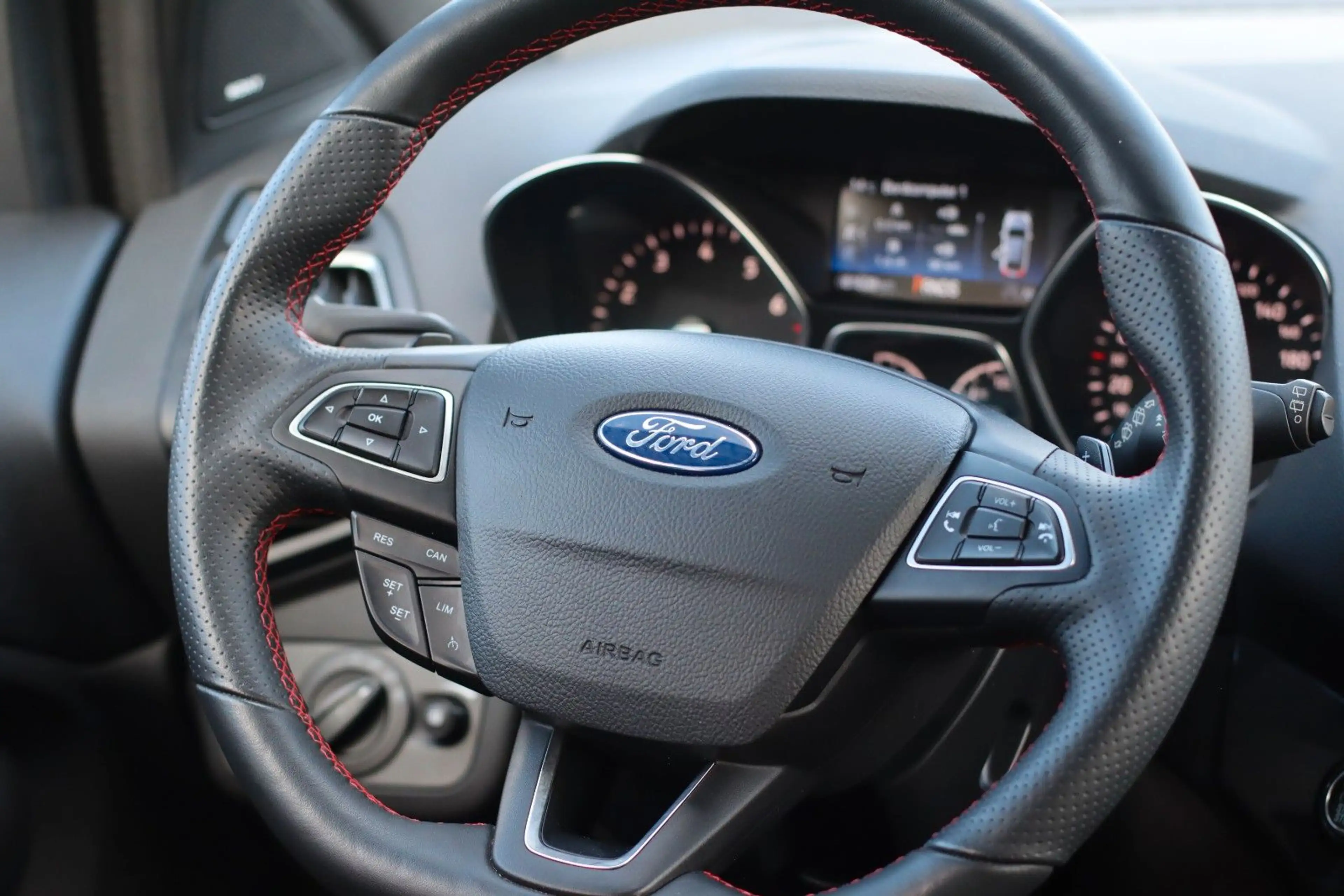 Ford Kuga ST-Line — photo 14