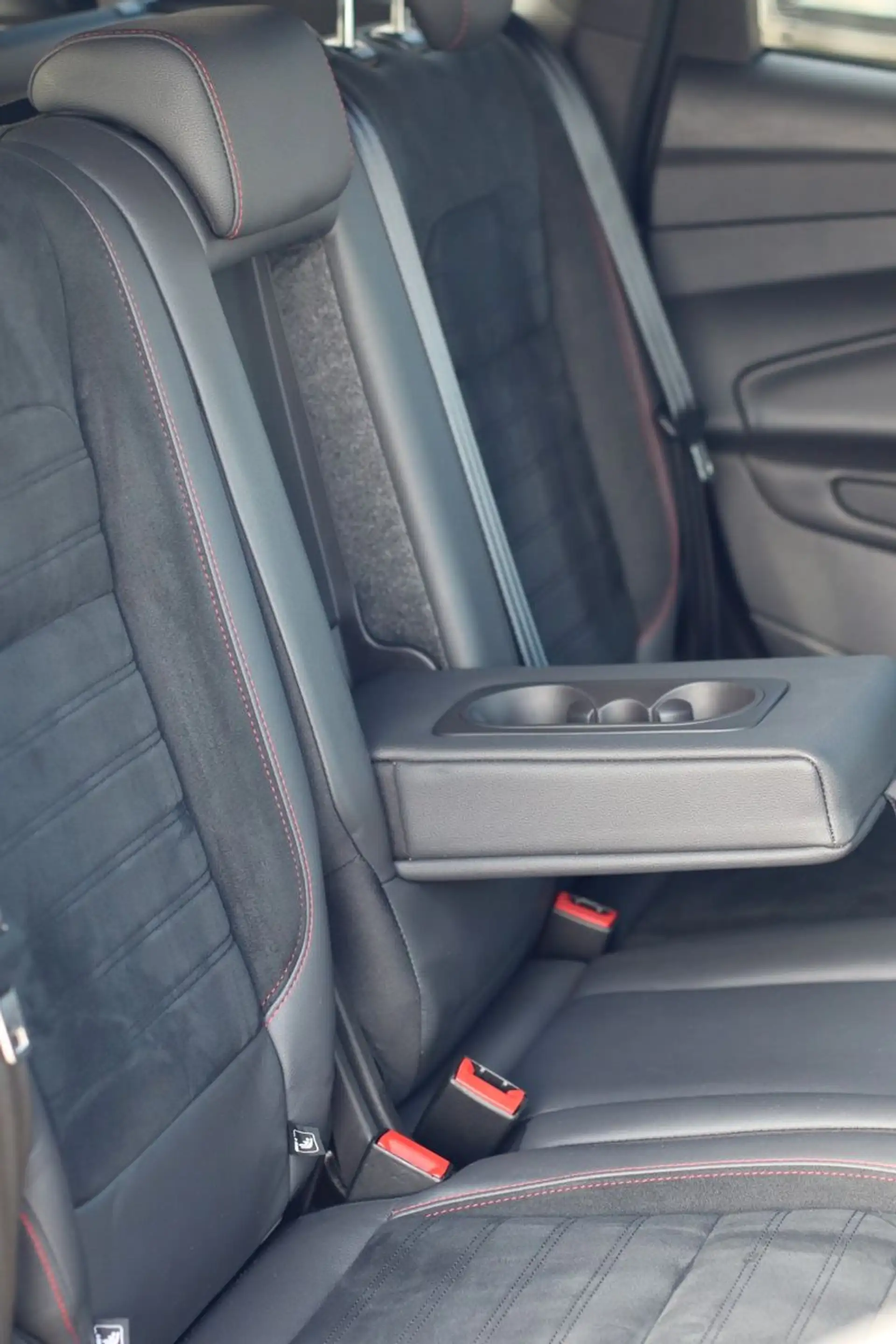 Ford Kuga ST-Line — photo 8