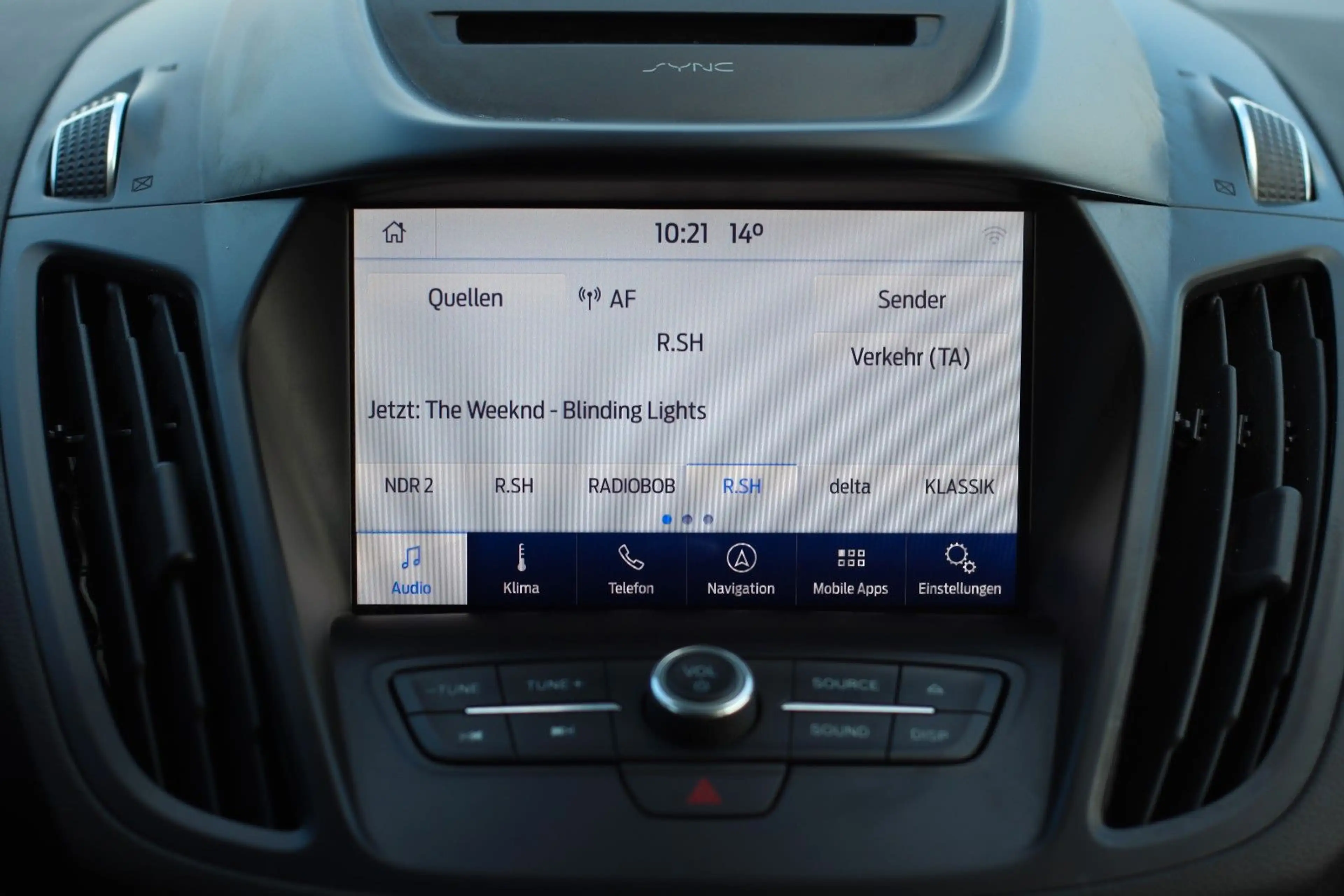 Ford Kuga ST-Line — photo 12