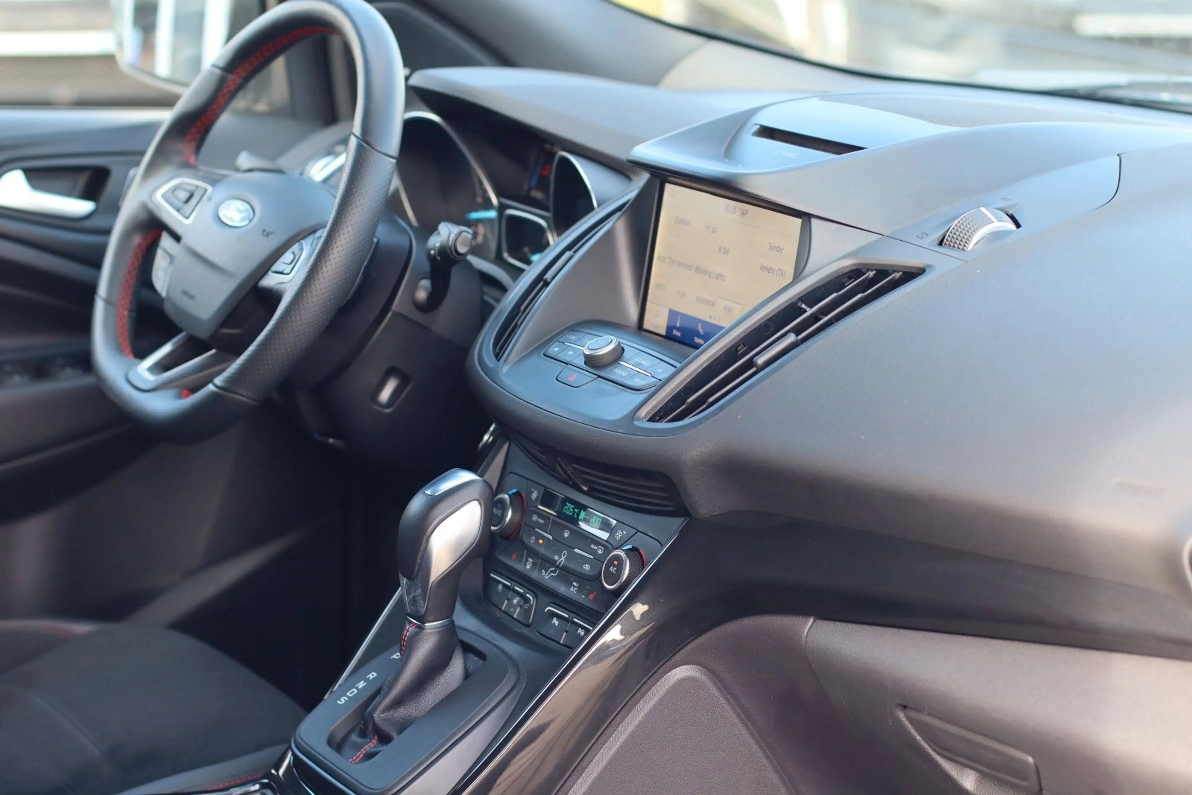 Ford Kuga ST-Line — photo 11