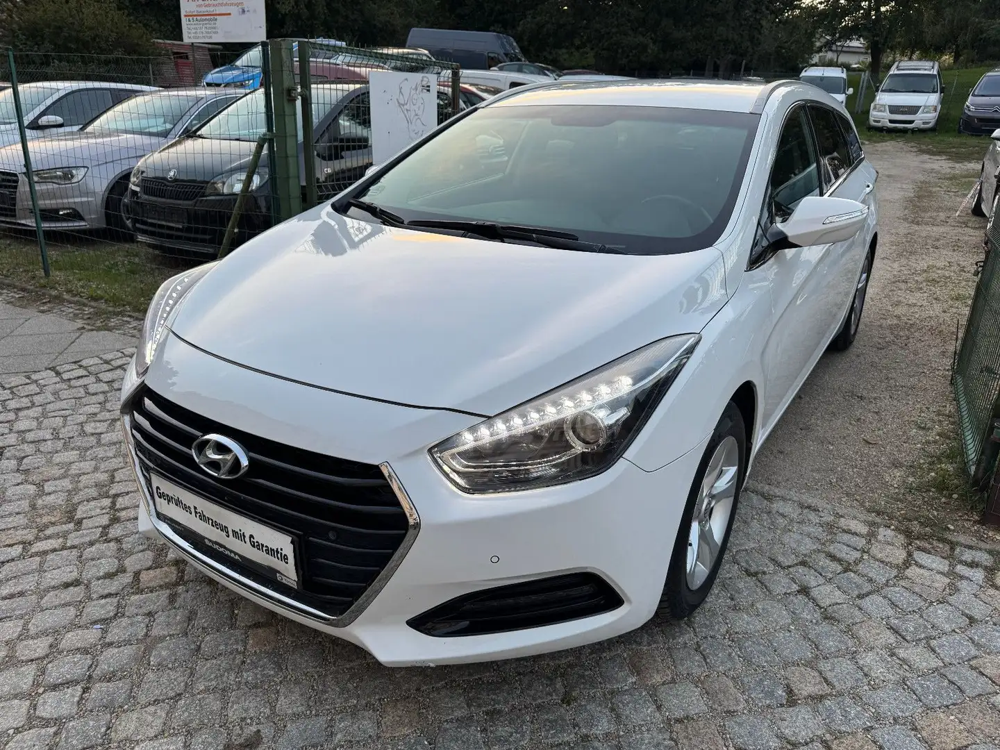 Hyundai i40 cw blue Trend 1-Hand Scheckheft AHK PDC Weiß - 1