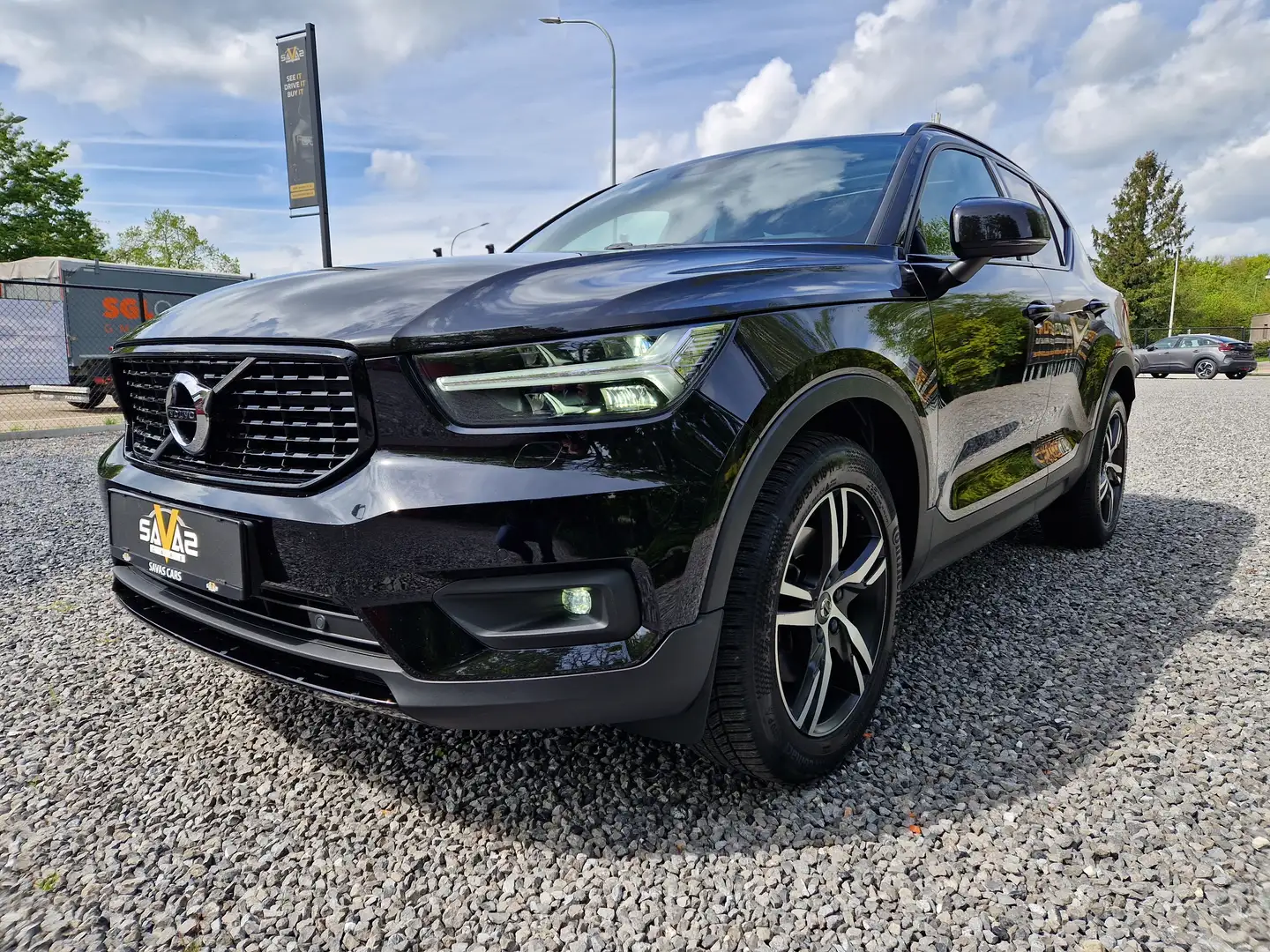 Volvo XC40 2.0 D3 AWD R-Design Geartronic/PANO/APPLE/ANDROID Zwart - 2