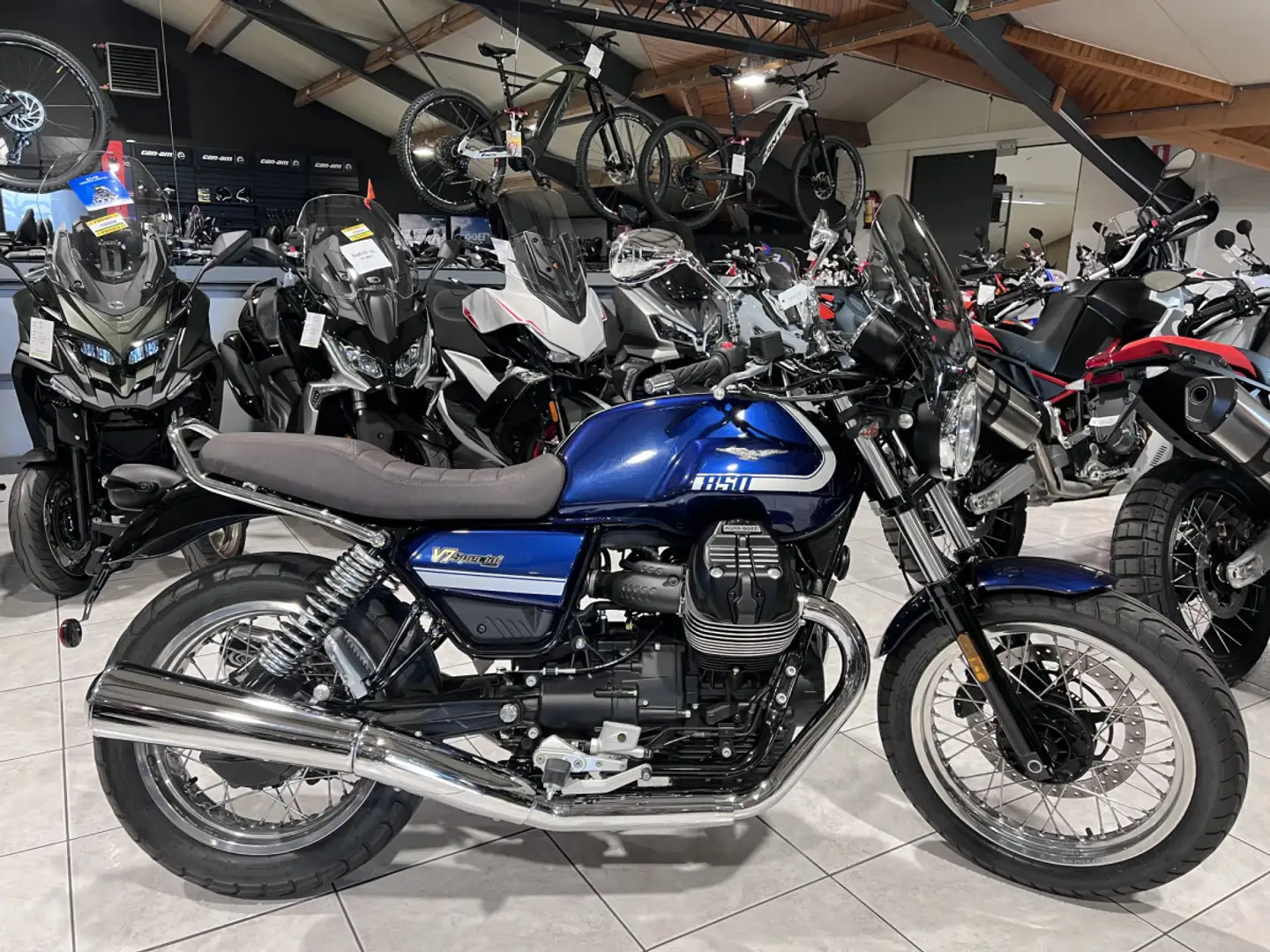Moto Guzzi V 7 STONE IV 850 ABS SPECIAL Modrá - 1
