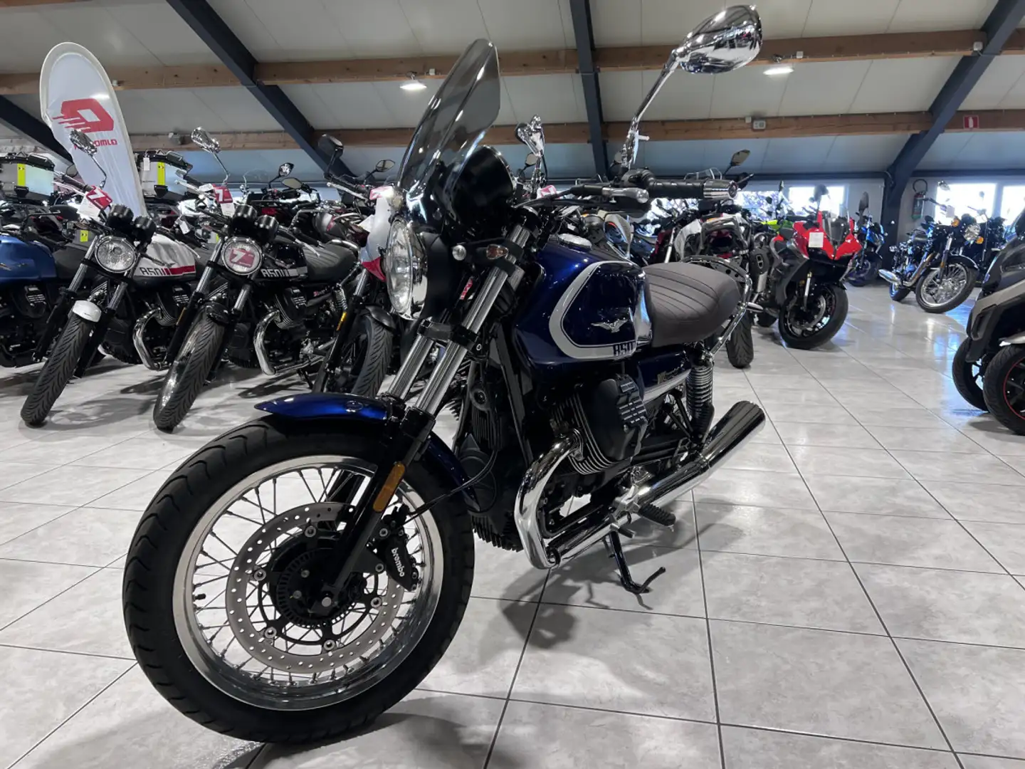 Moto Guzzi V 7 STONE IV 850 ABS SPECIAL Modrá - 2