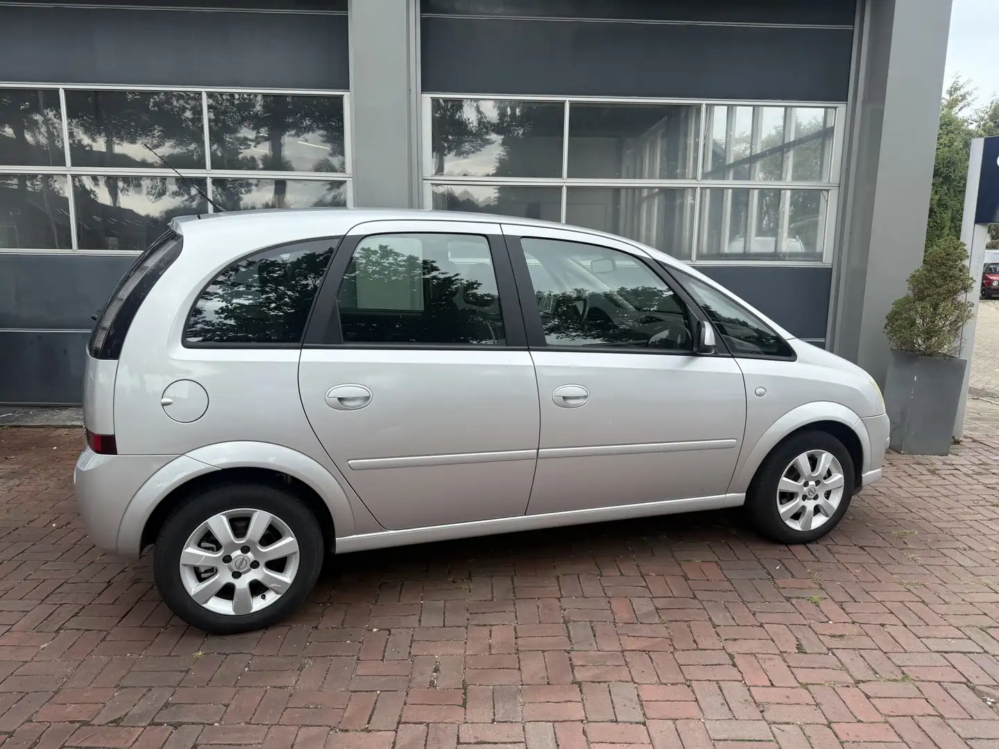 Opel Meriva 1.6-16V Cosmo (5-drs MPV) 04-2008 91.706 KM Gris - 2