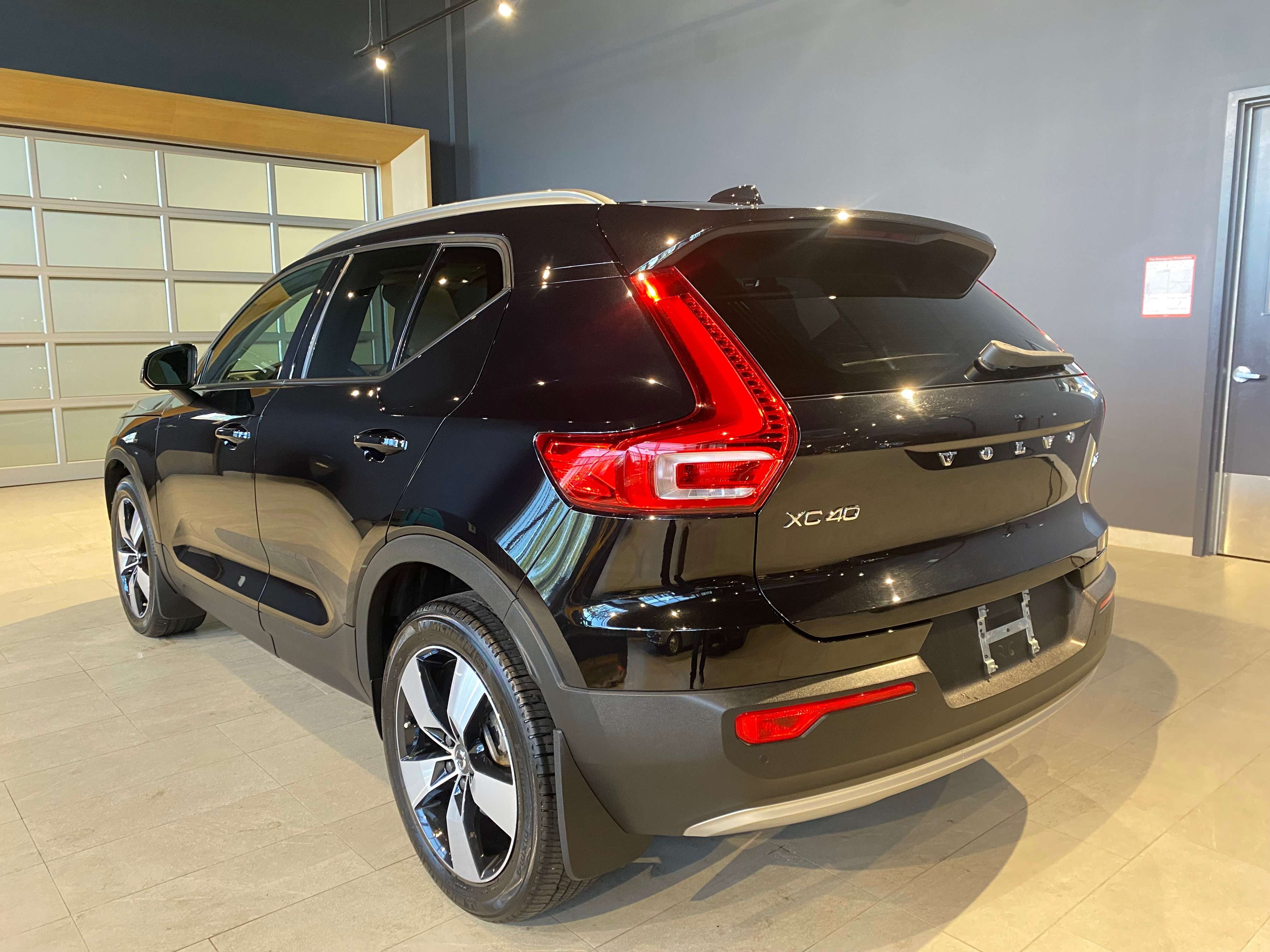 2022 Volvo XC40 T5 AWD Momentum — снимка 1
