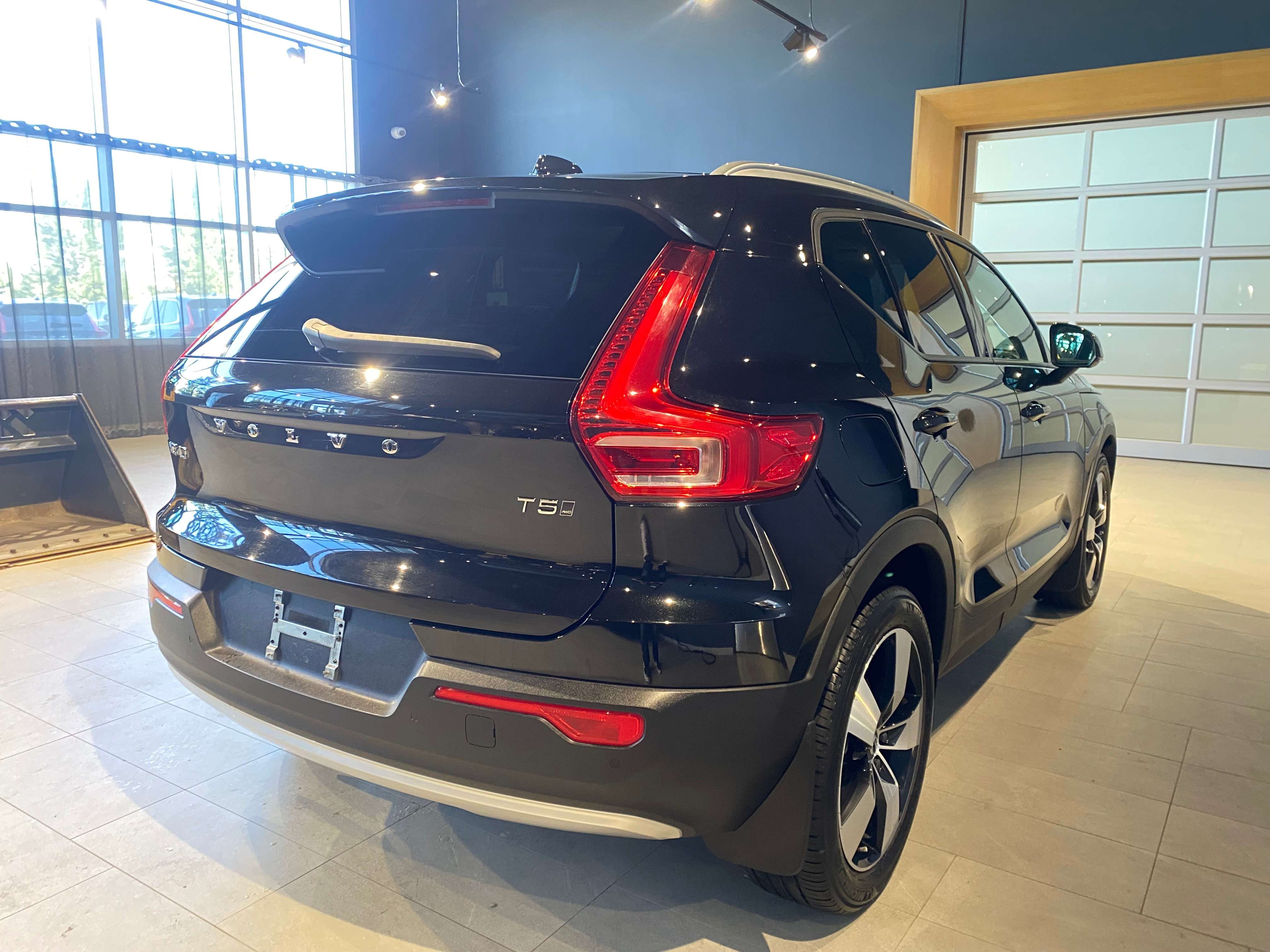 2022 Volvo XC40 T5 AWD Momentum — снимка 1