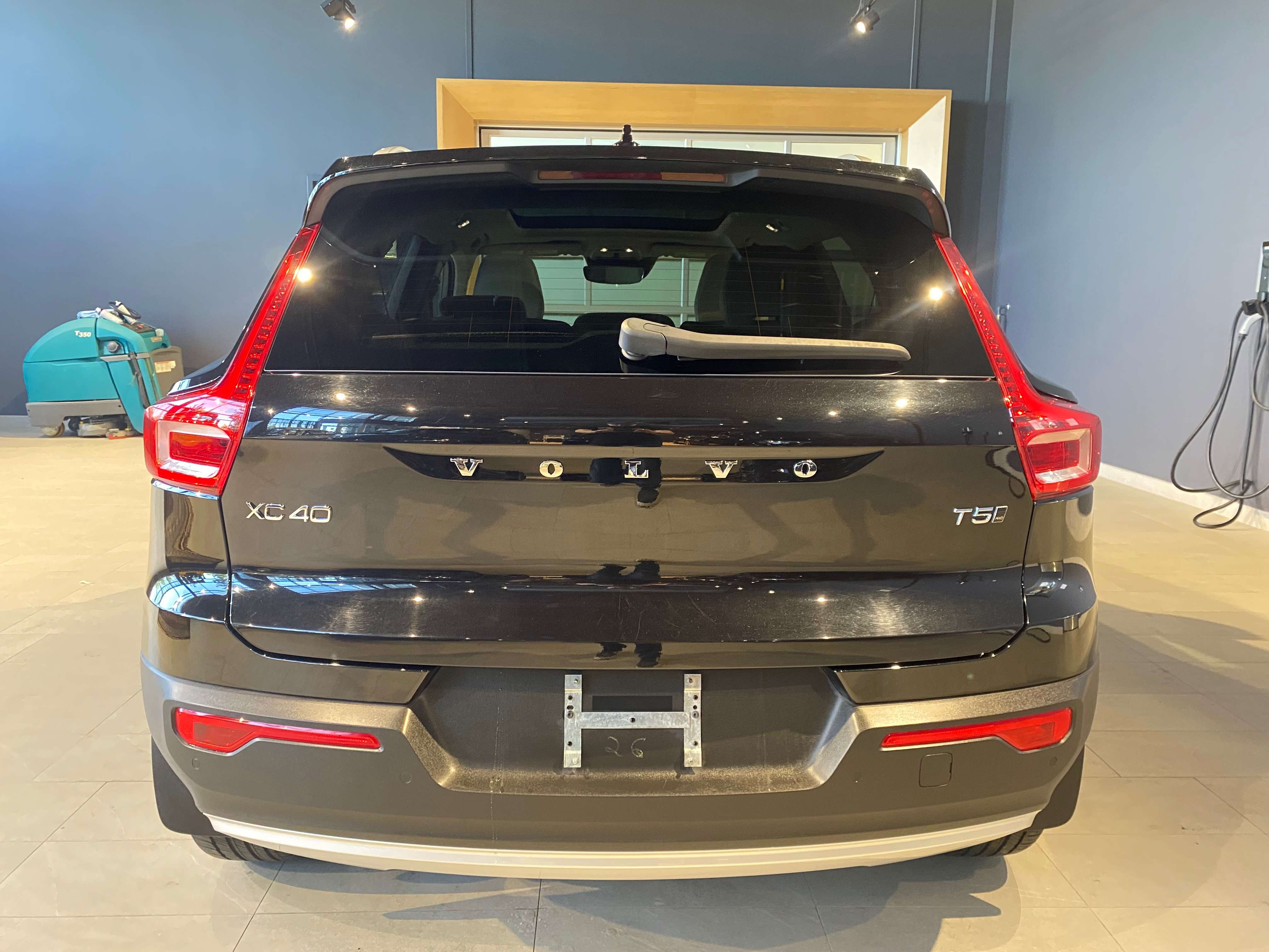 2022 Volvo XC40 T5 AWD Momentum — снимка 1