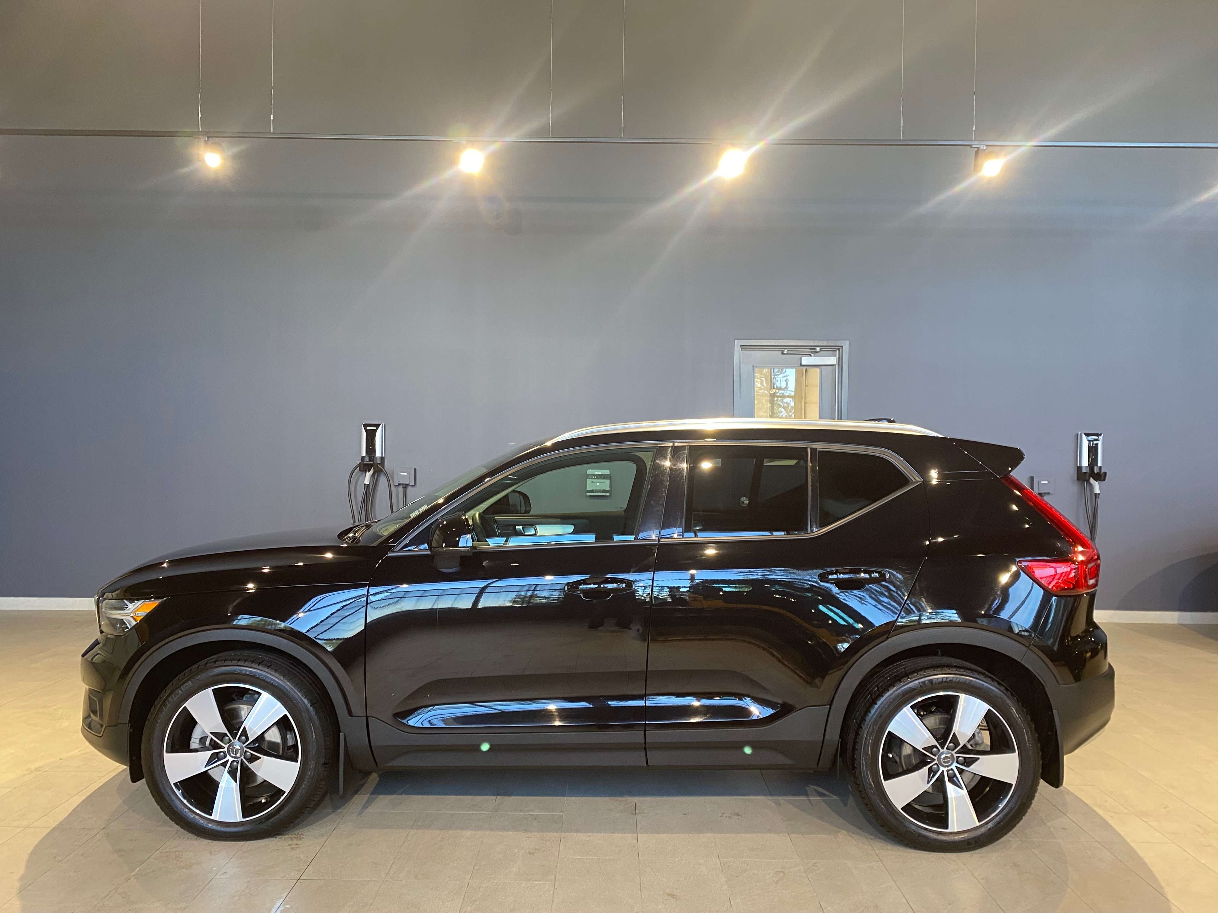 2022 Volvo XC40 T5 AWD Momentum — снимка 1