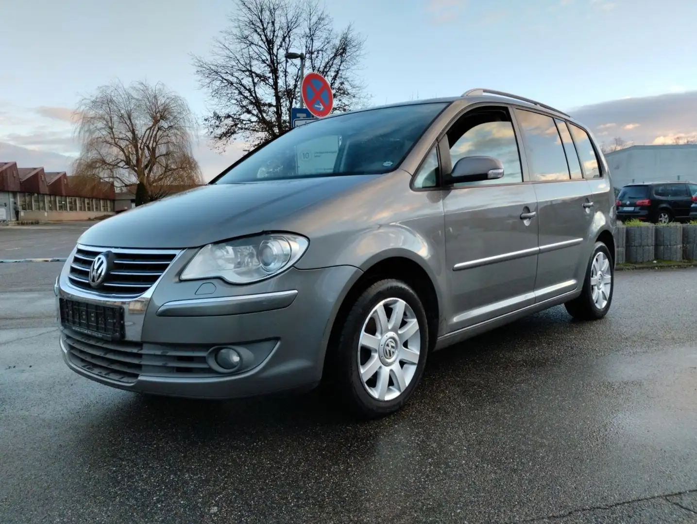 Volkswagen Touran Highline Grau - 1