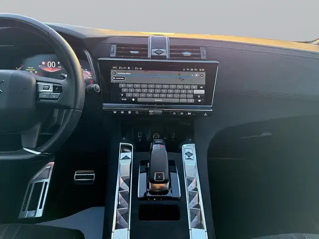 DS Automobiles DS 7 view 12