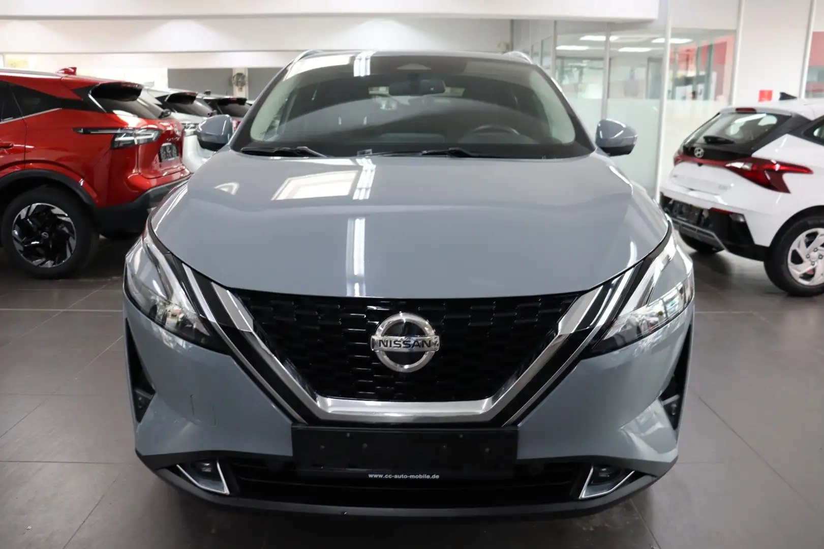 Nissan Qashqai 1.3 N-Connecta AT Navi 360° Winterpaket Grau - 2