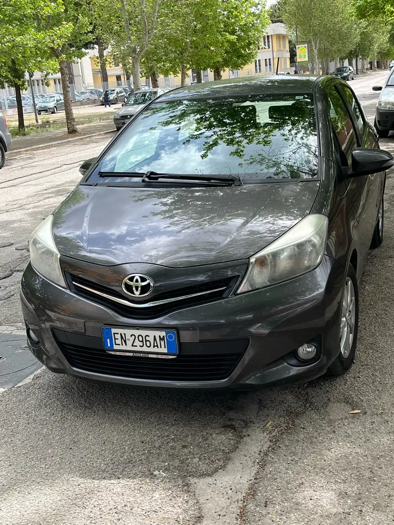 Toyota Yaris 5p 1.3 (dual) Sol c/vsc+trc Grigio - 1