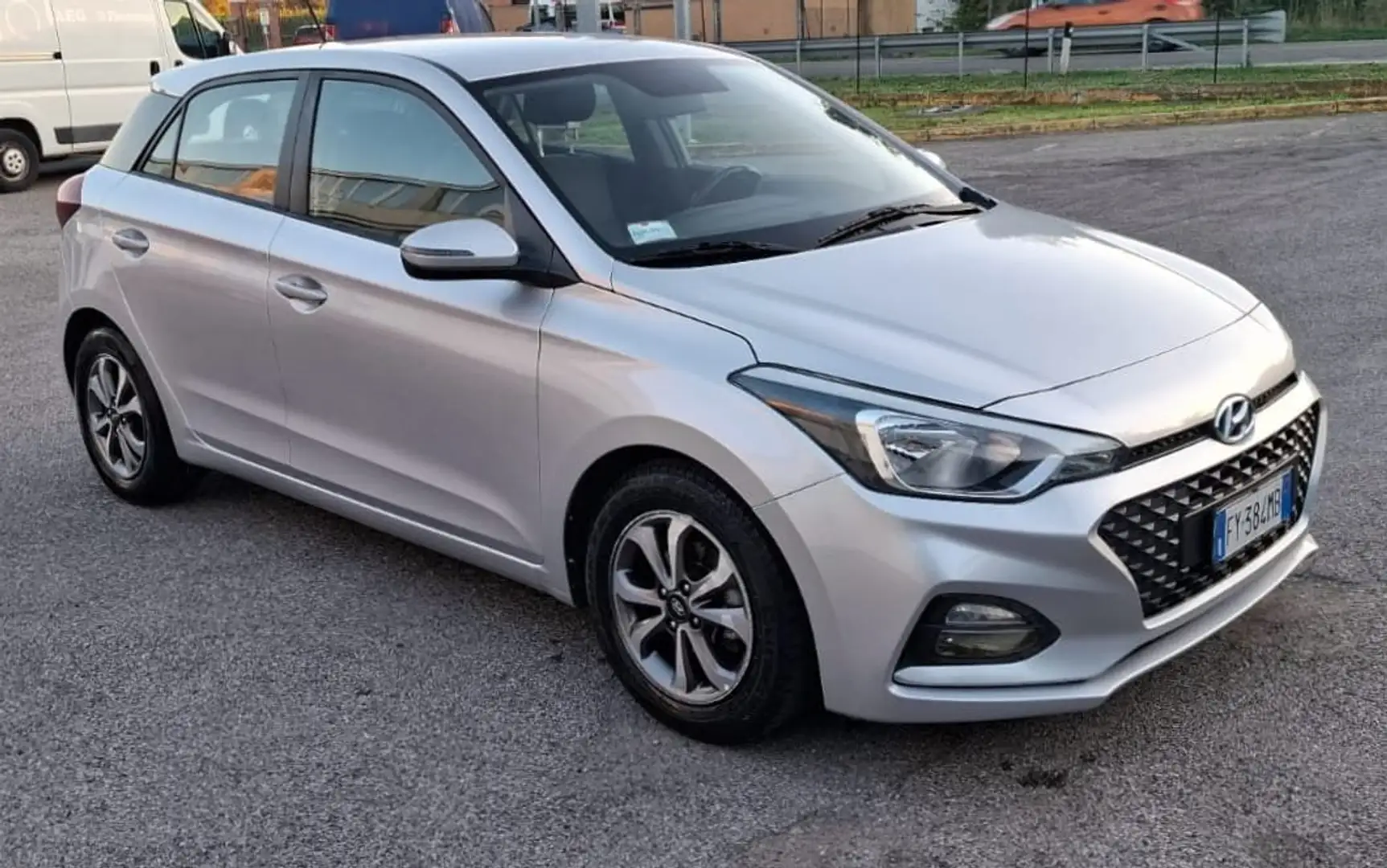 Hyundai i20 i20 II 2018 5p 1.2 mpi Connectline Grijs - 1