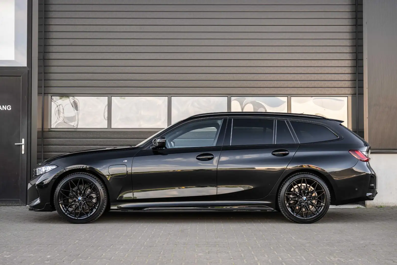 BMW 320 3-serie Touring 320e High Executive M-Sport|M340i Zwart - 2