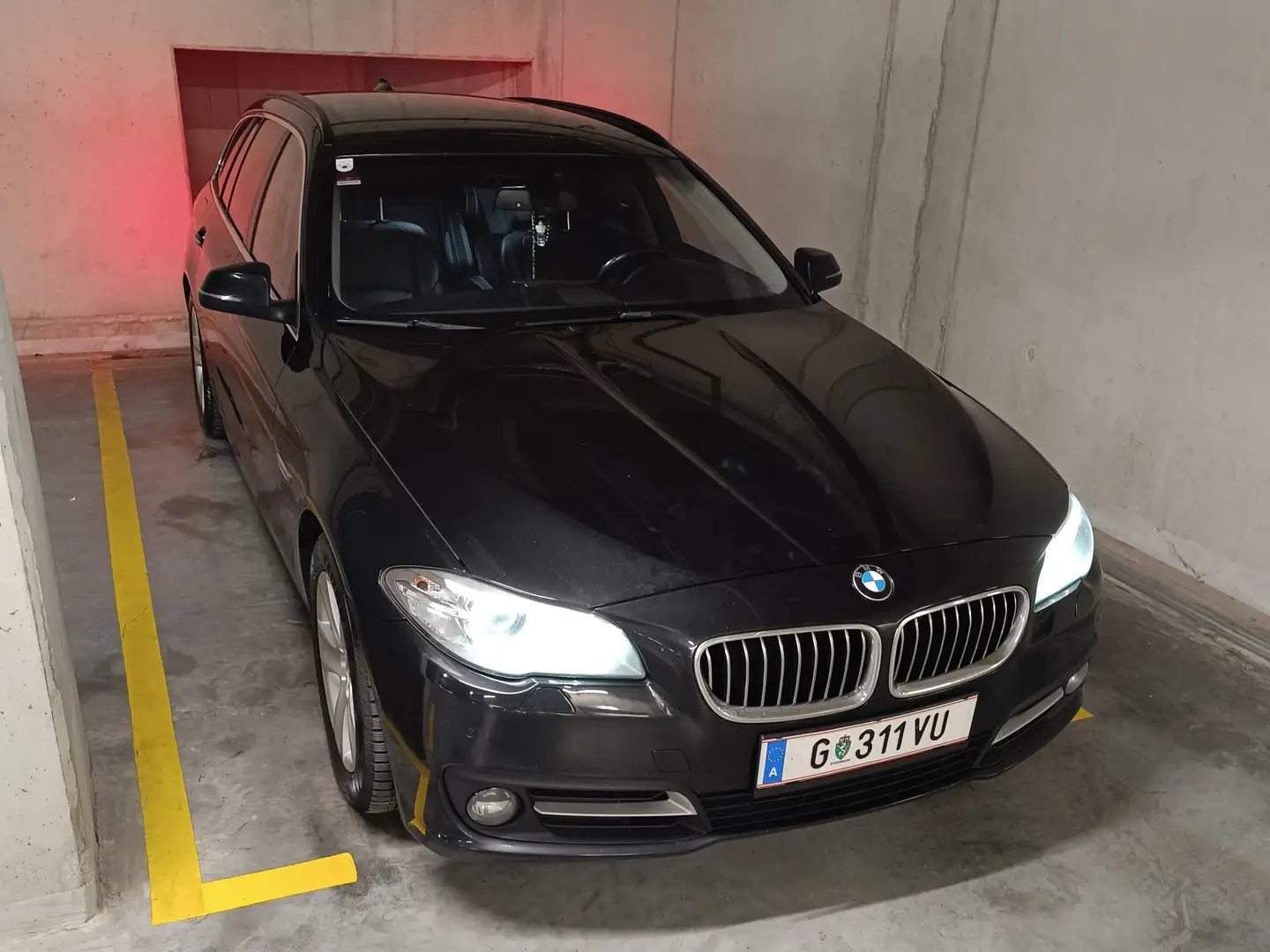 BMW 520 520d xDrive Touring Aut. Schwarz - 1