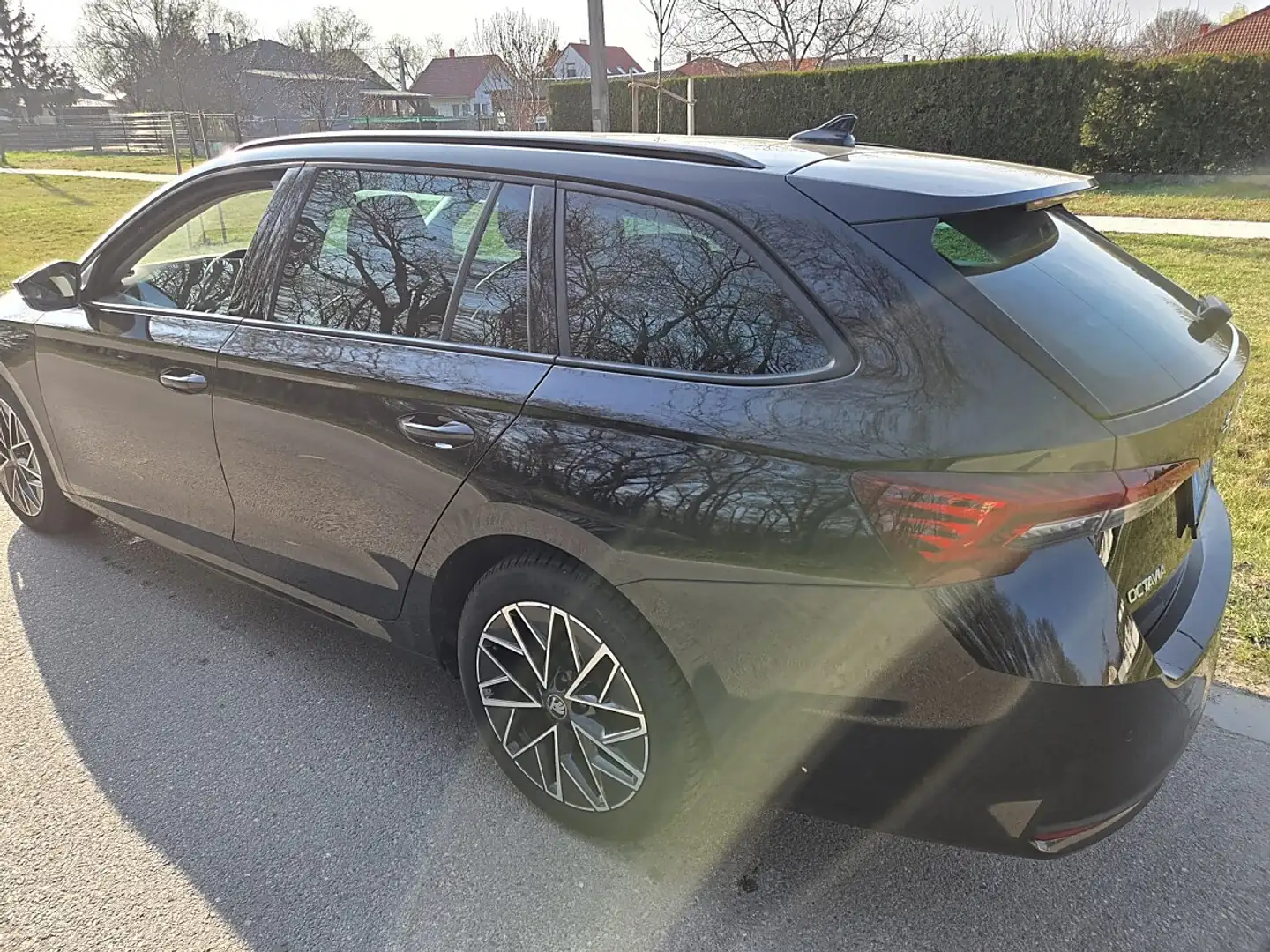 Skoda Octavia Kombi 1,5 TSI mHEV Selection DSG Schwarz - 2