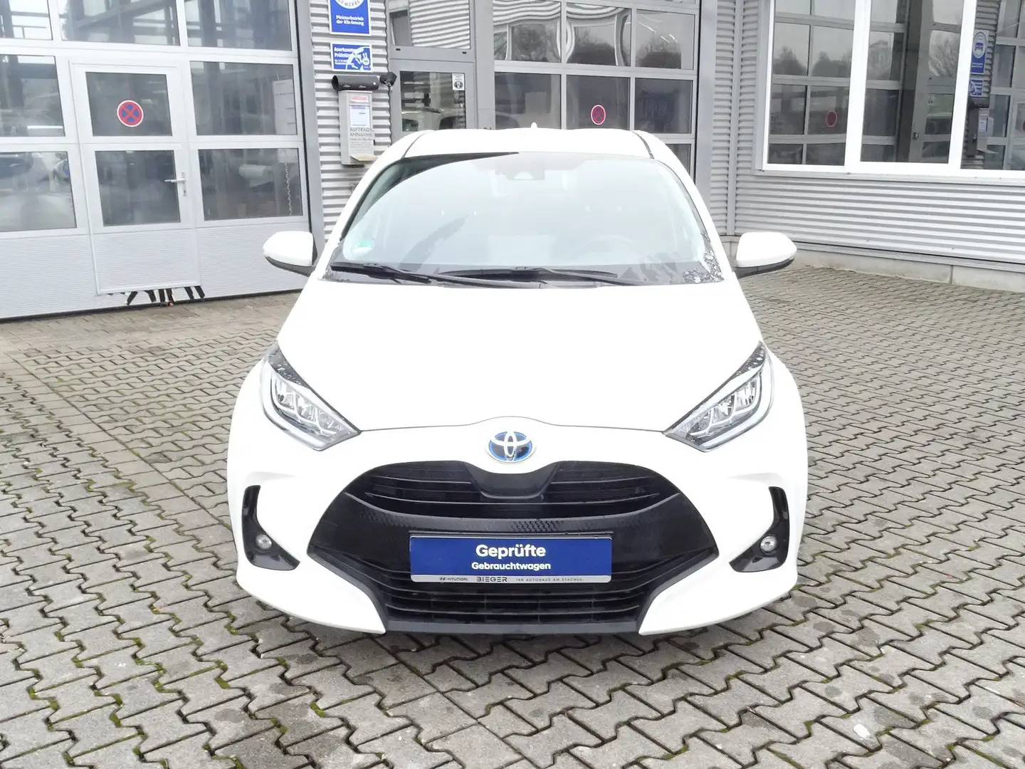 Toyota Yaris Hybrid 5-Türer 1.5 VVT-i Team Deutschland Kamer Weiß - 2