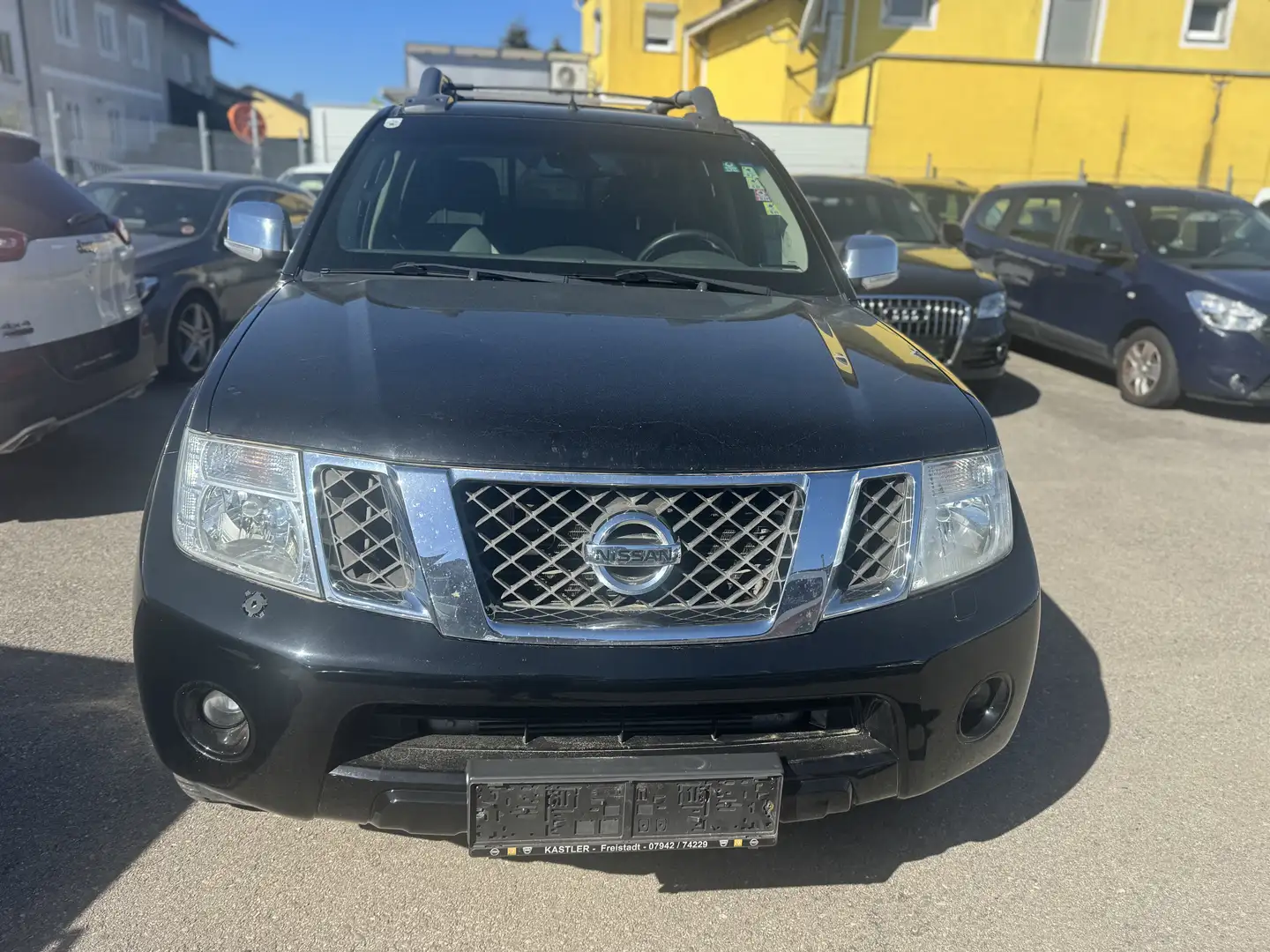 Nissan Navara KingCab Business 4X4 Schwarz - 1