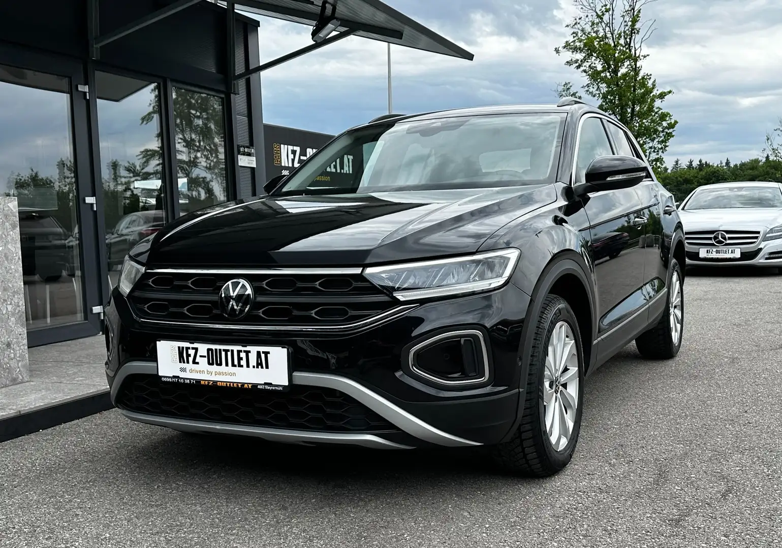 Volkswagen T-Roc 1,5 TSI Aut.*1.Besitz*ACC*RFK*LED*Virtaul*SHZ* Fekete - 1