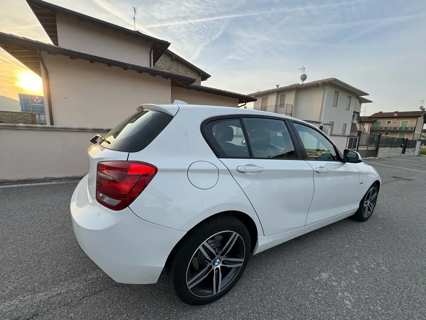 BMW 116 116d 5p 2.0 Attiva 116cv dpf Weiß - 2