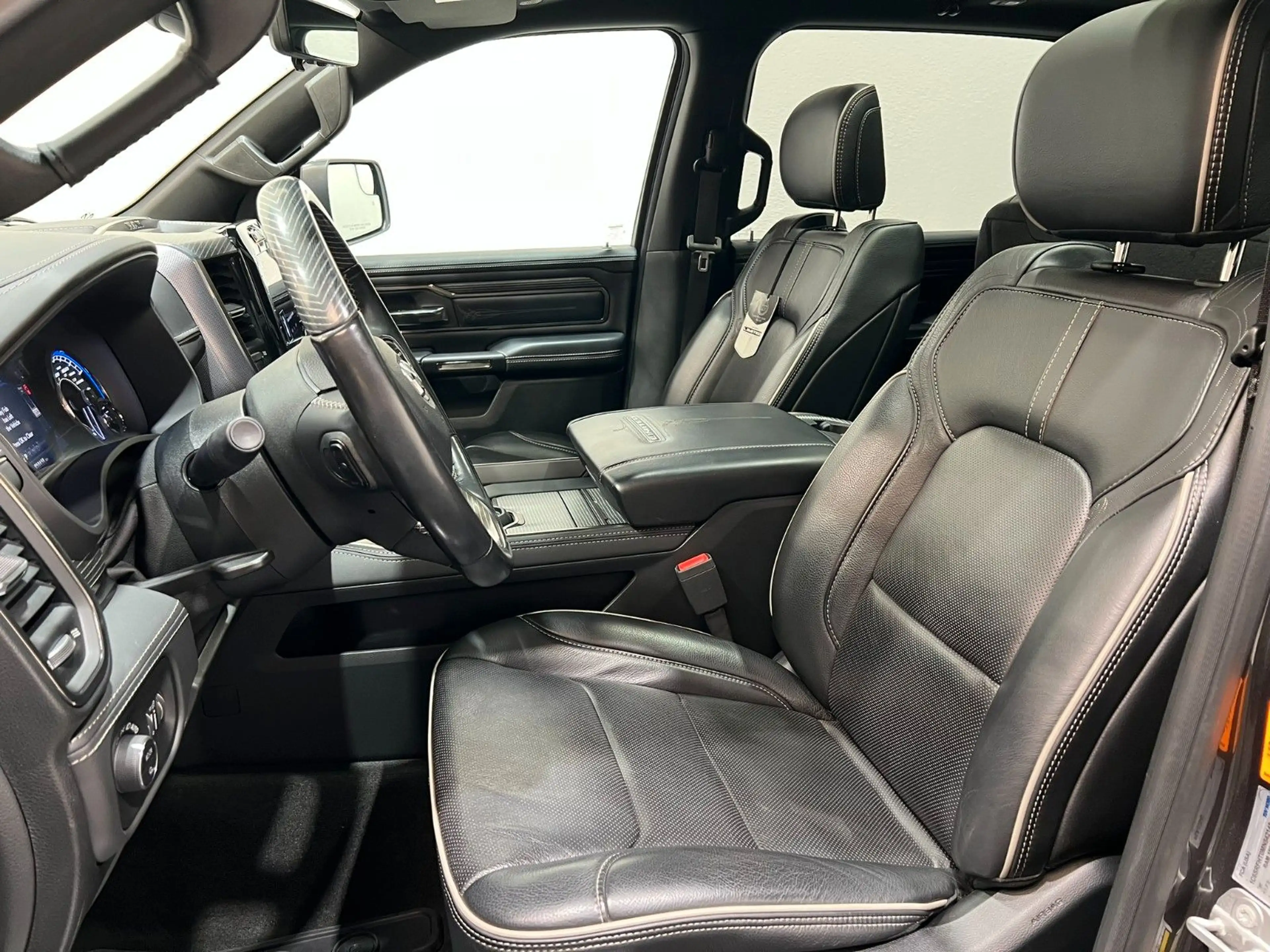 Dodge RAM 1500 LIMITED NIGHT CREW CAB 4X4 *MFT* — photo 14