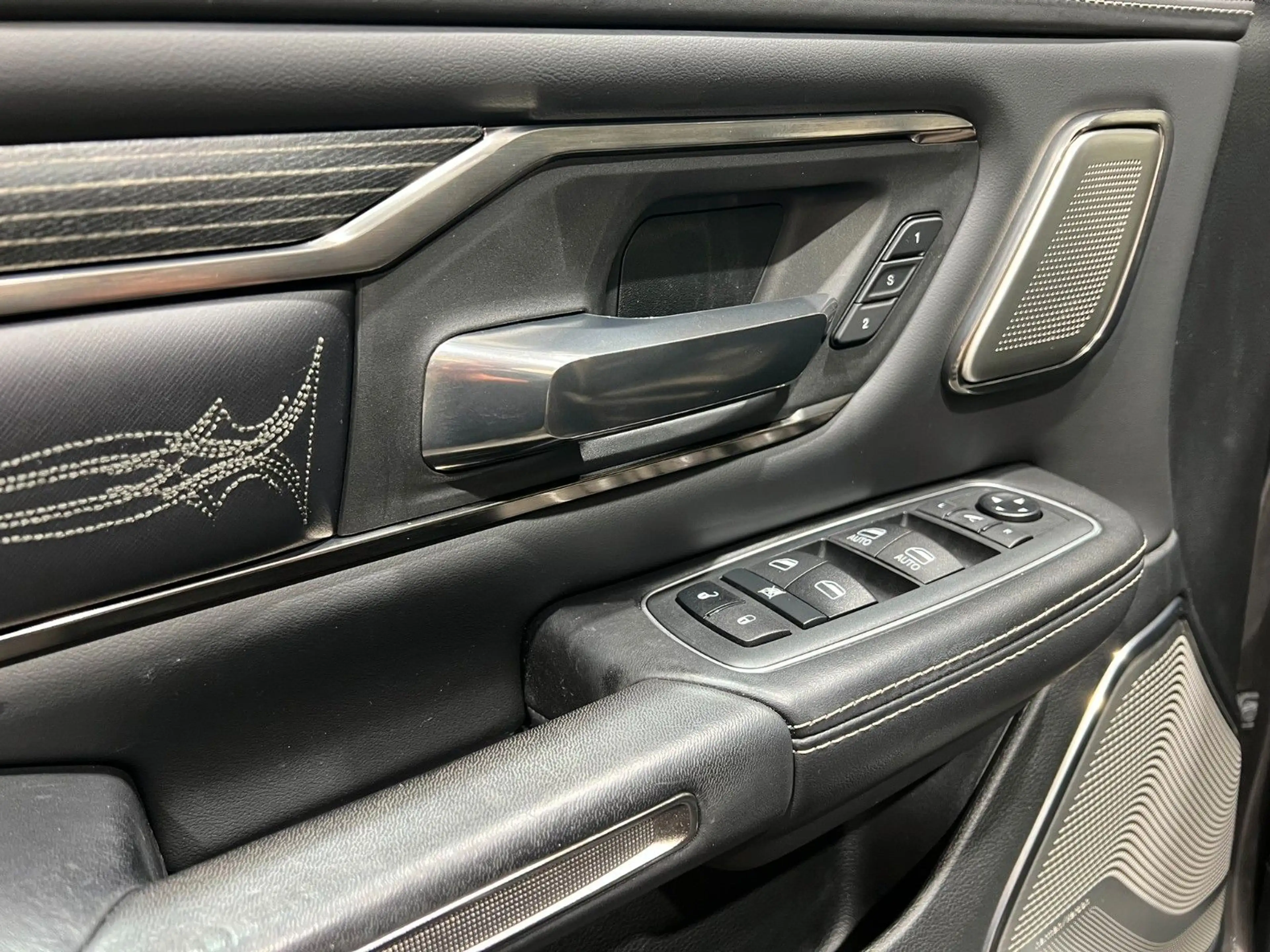 Dodge RAM 1500 LIMITED NIGHT CREW CAB 4X4 *MFT* — photo 15