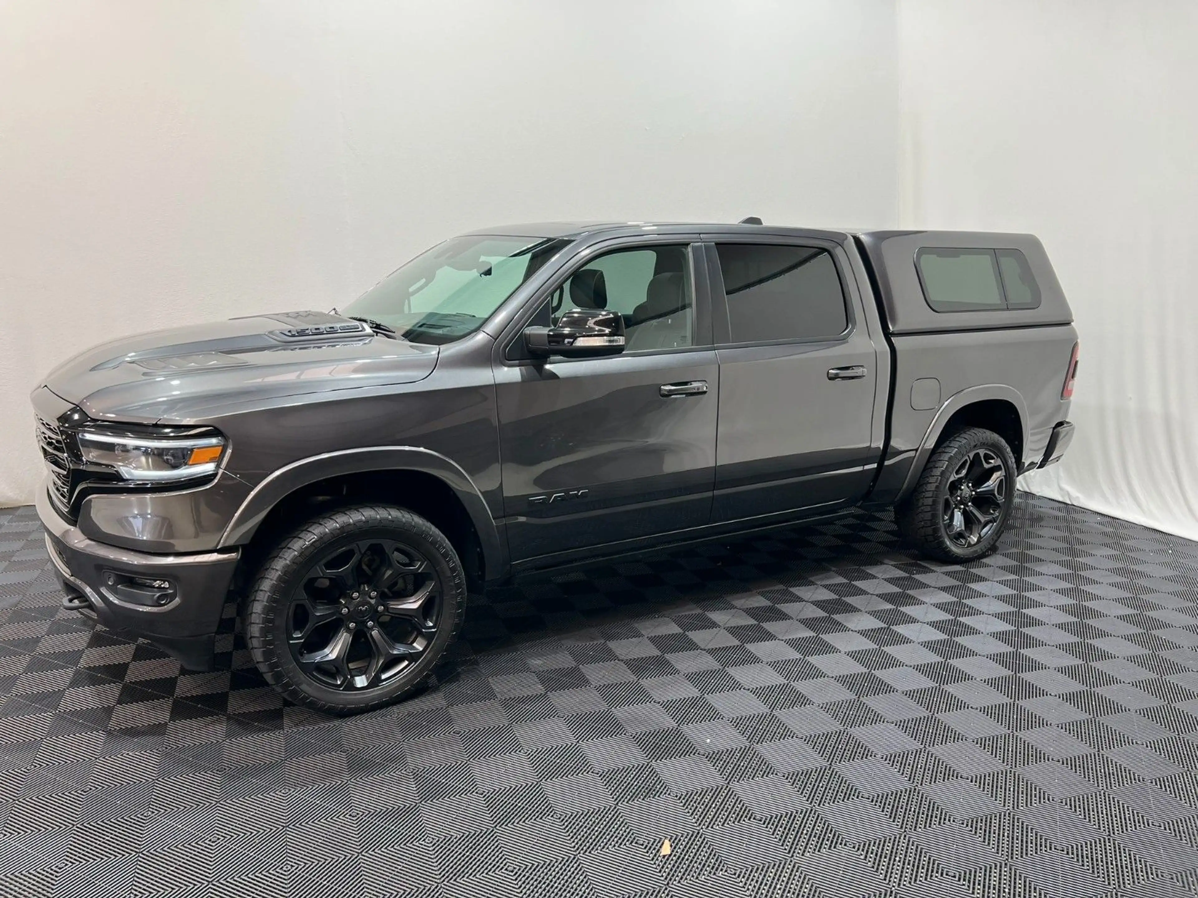 Dodge RAM 1500 LIMITED NIGHT CREW CAB 4X4 *MFT* — photo 4