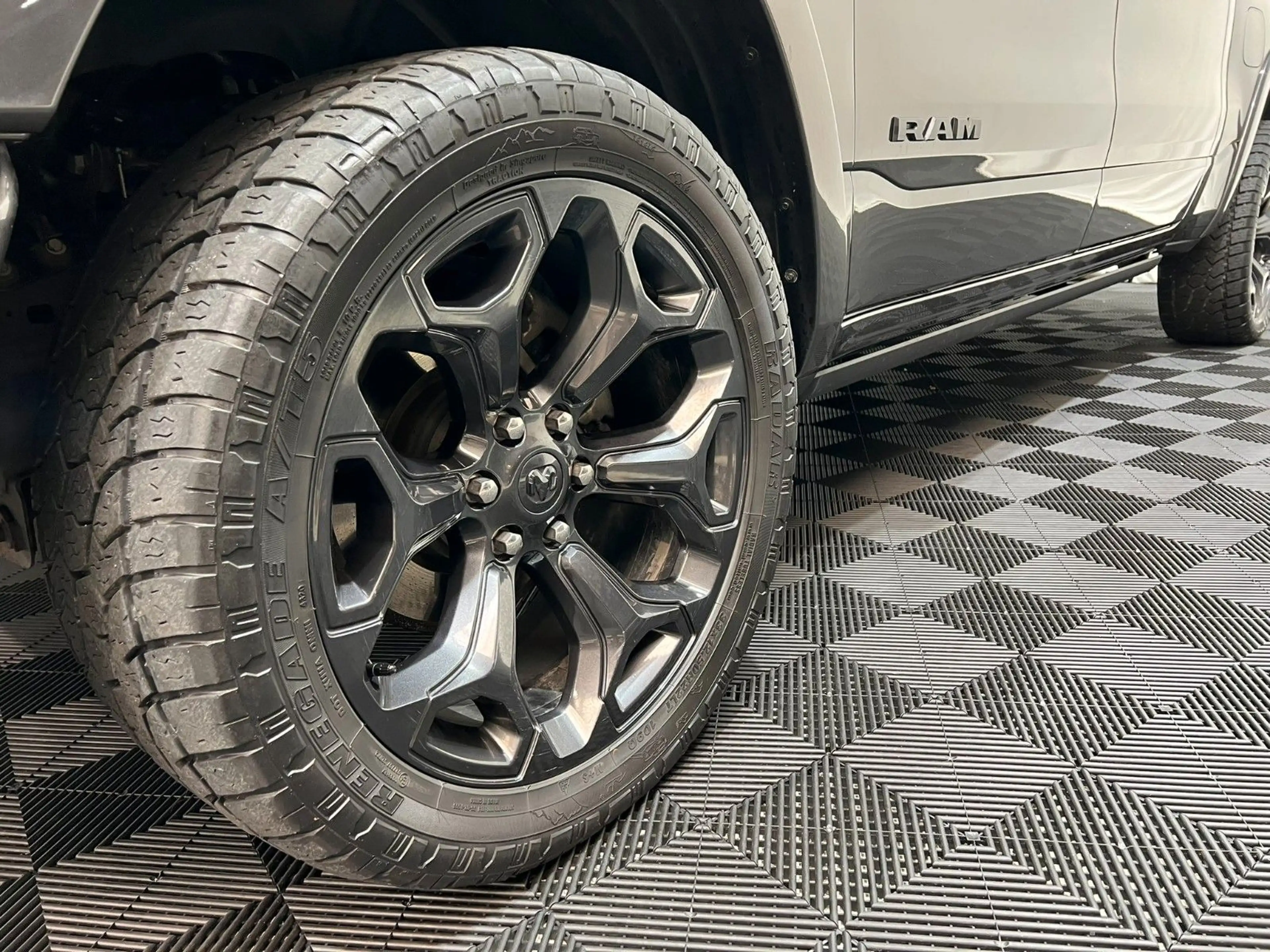 Dodge RAM 1500 LIMITED NIGHT CREW CAB 4X4 *MFT* — photo 9