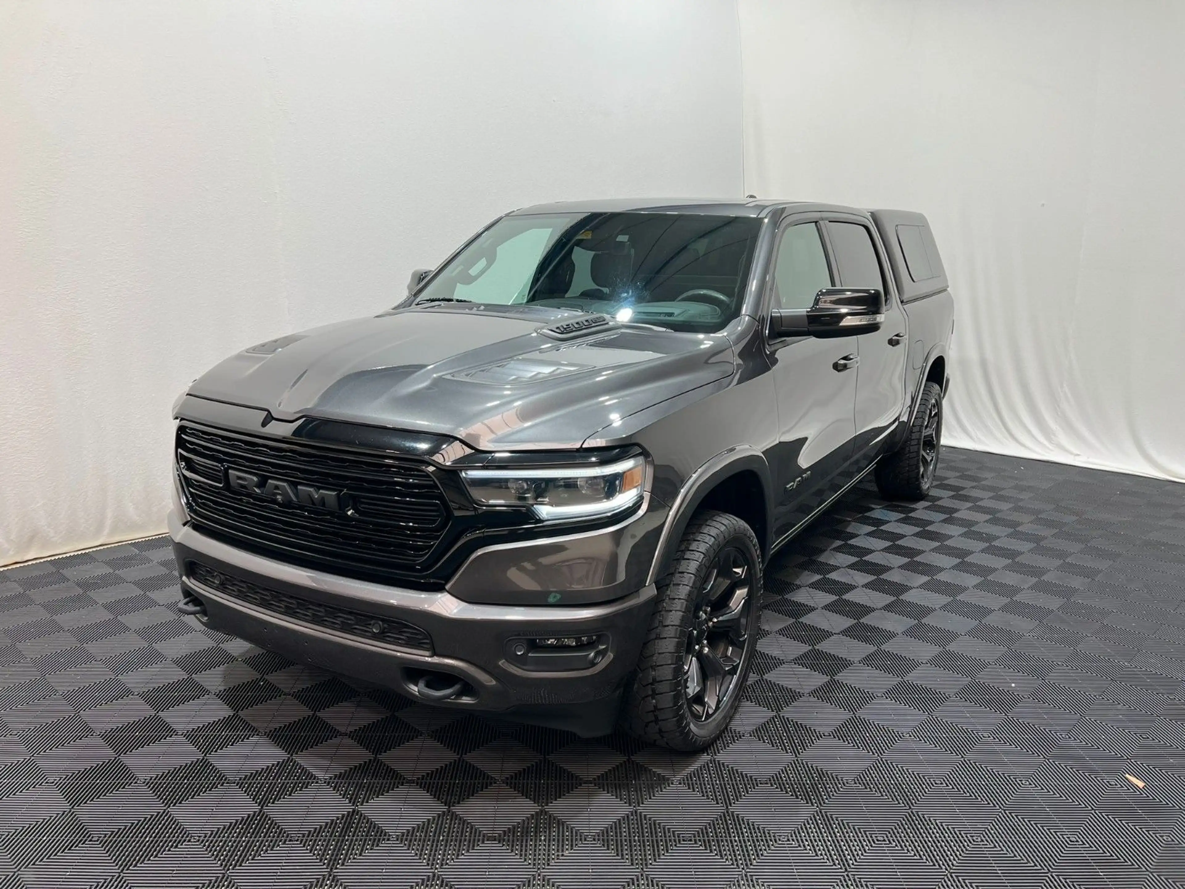 Dodge RAM 1500 LIMITED NIGHT CREW CAB 4X4 *MFT* — photo 2