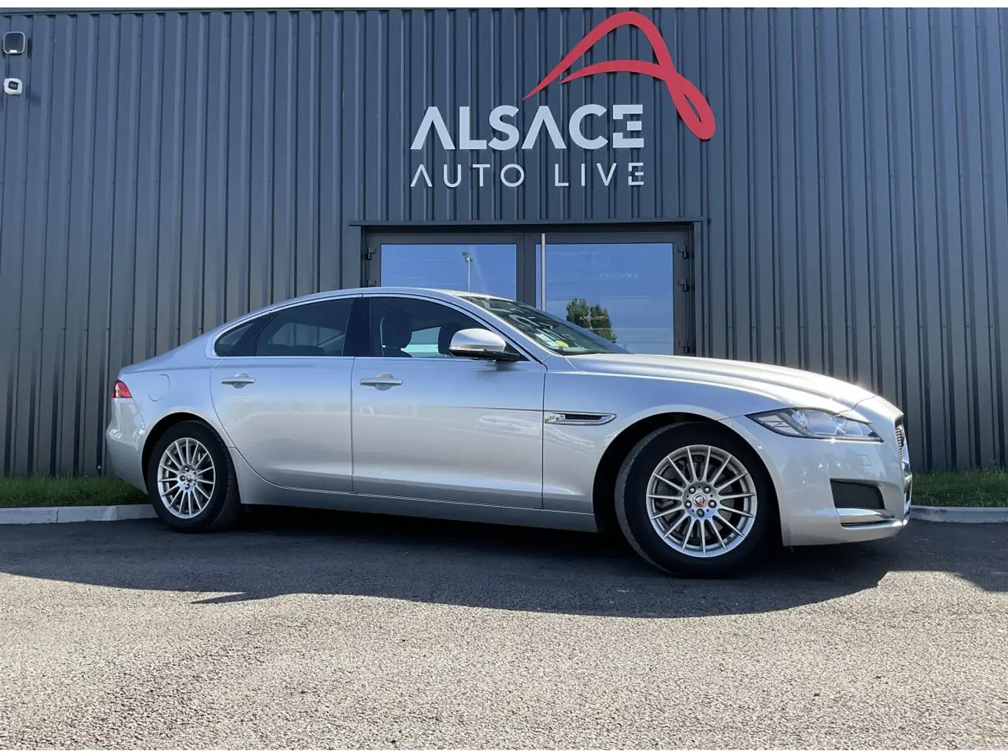 Jaguar XF 2.0 D - E-Perfomance 163CH BVA PURE Gris - 1