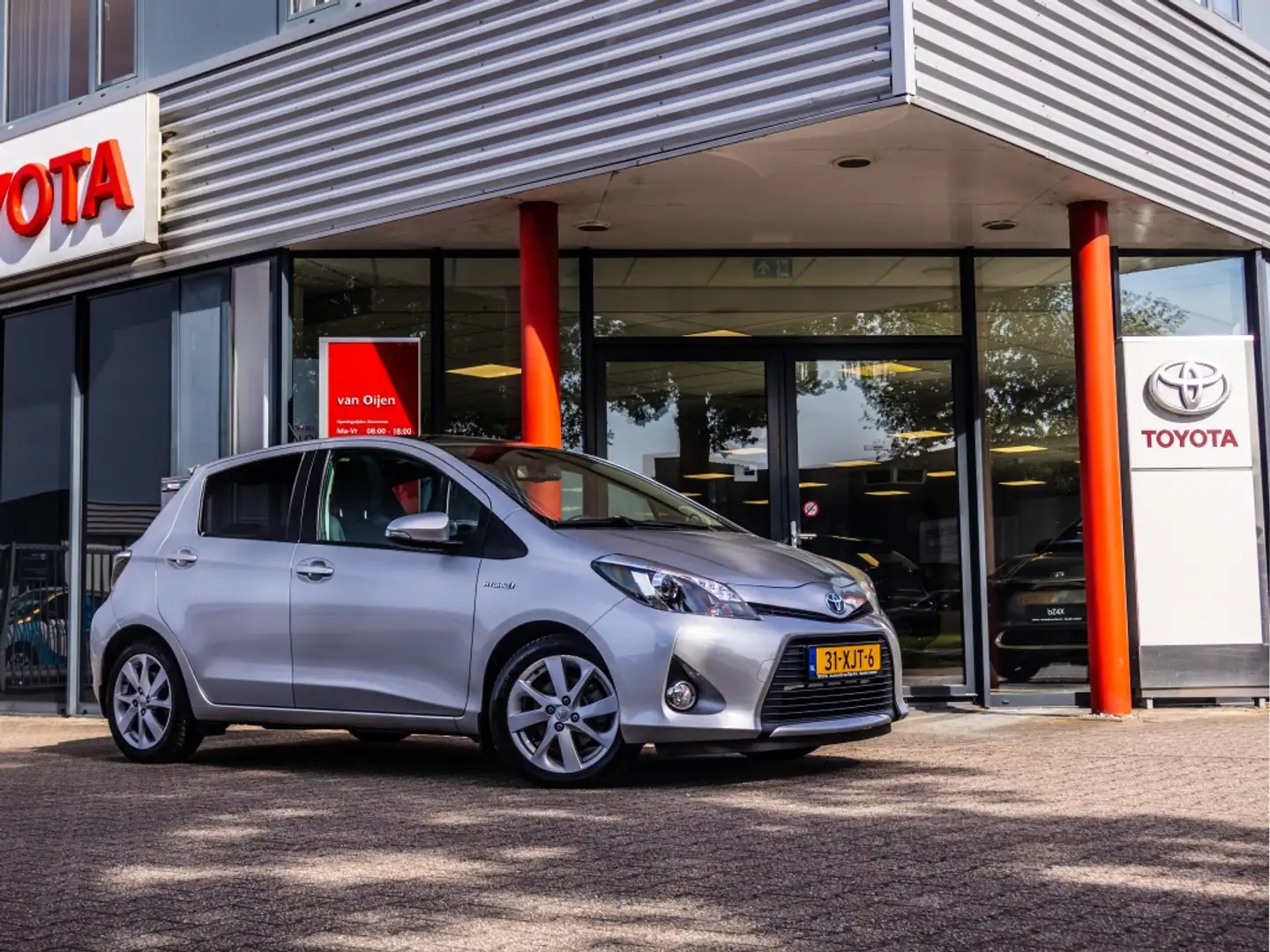 Toyota Yaris 1.5 Full Hybrid Dyn. Gris - 1
