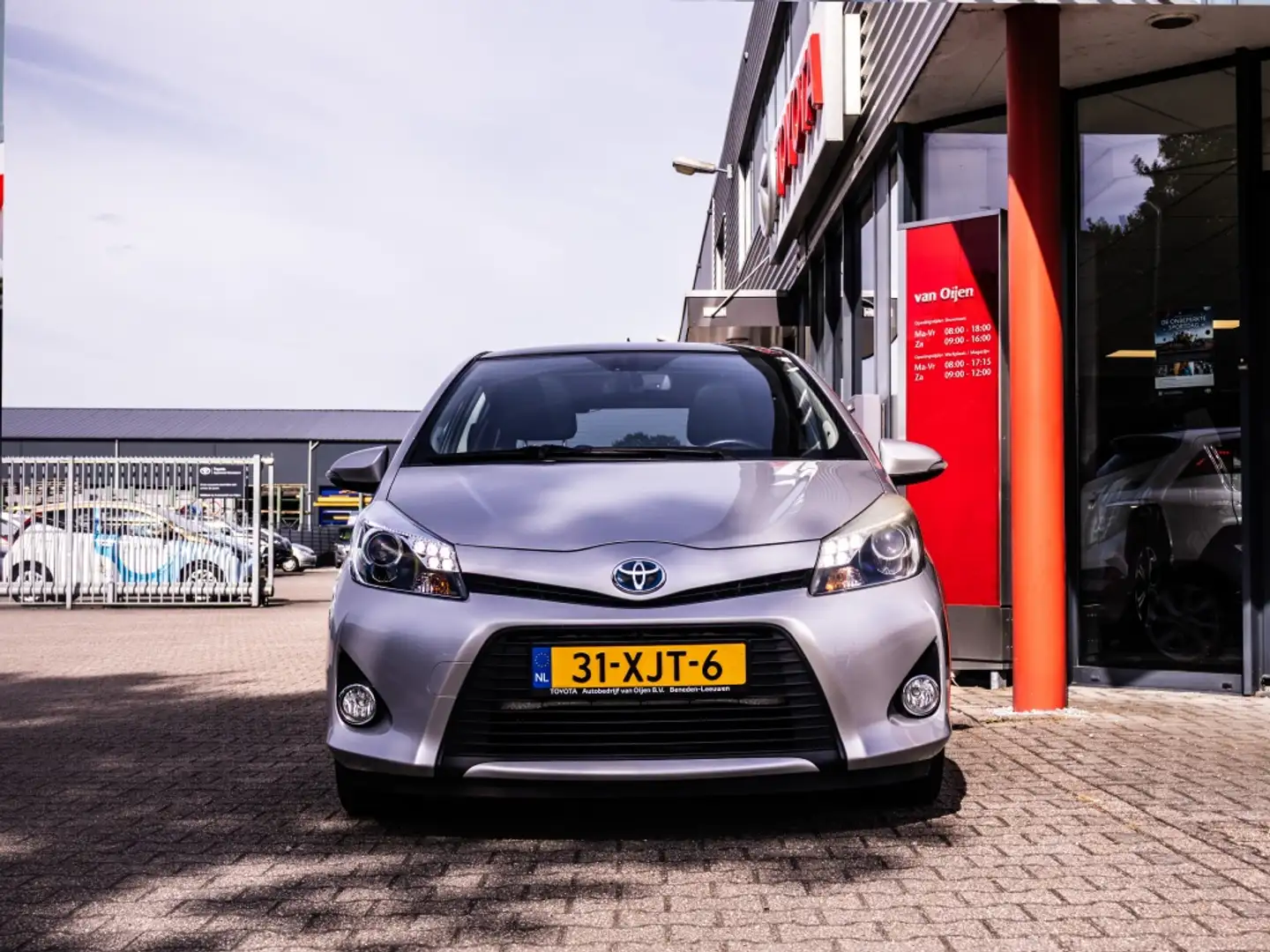 Toyota Yaris 1.5 Full Hybrid Dyn. Gris - 2