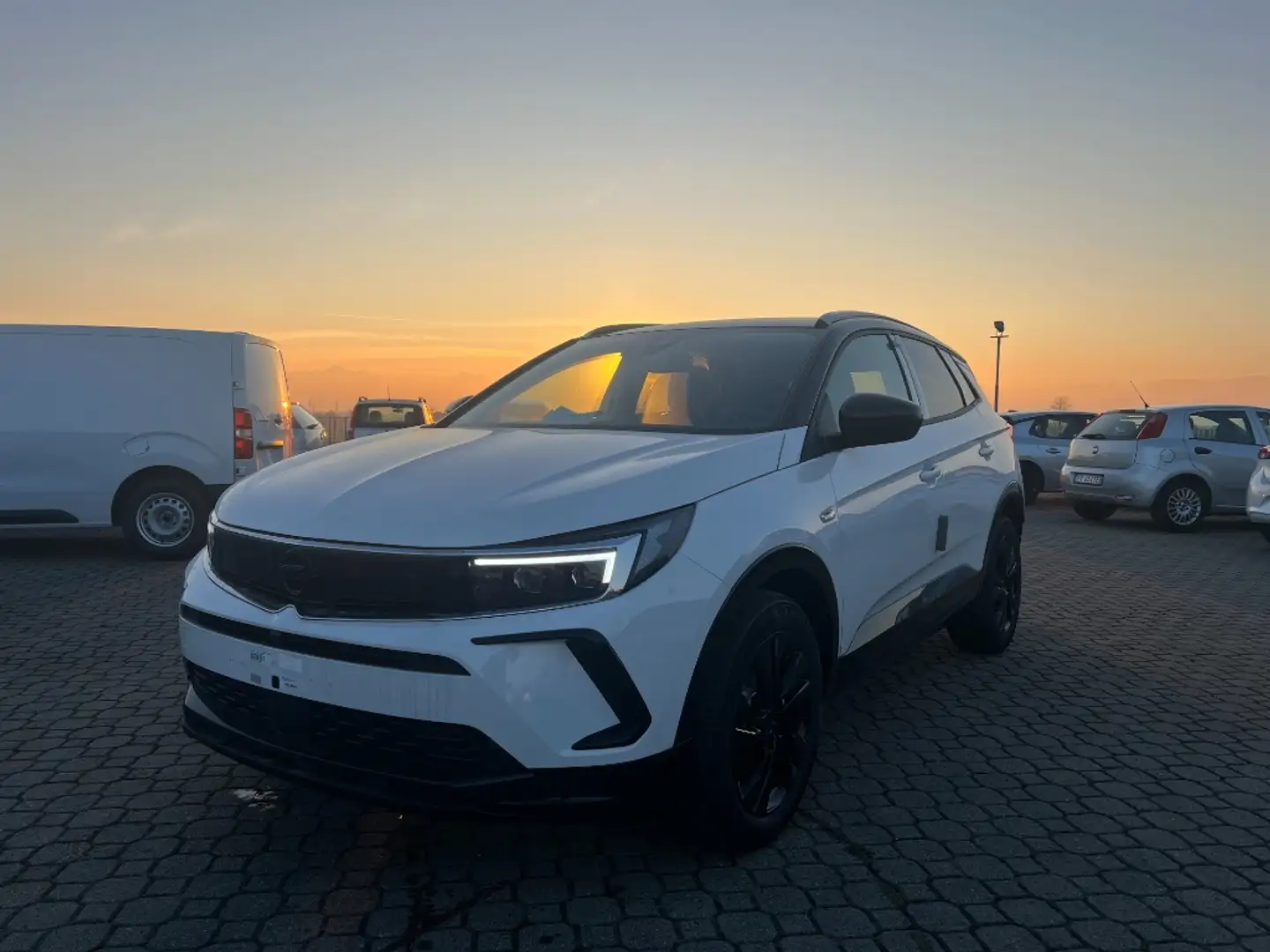 Opel Grandland 1.2 GS s&s 130cv at8 Stříbrná - 1