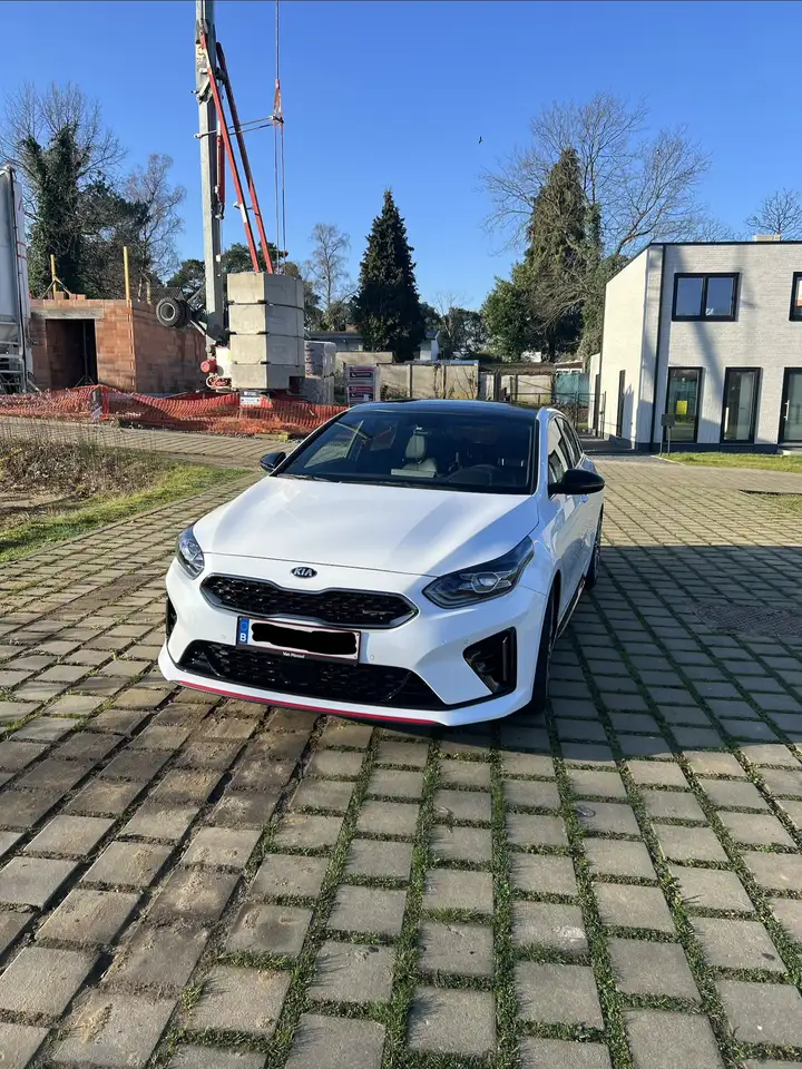Kia Procee'd